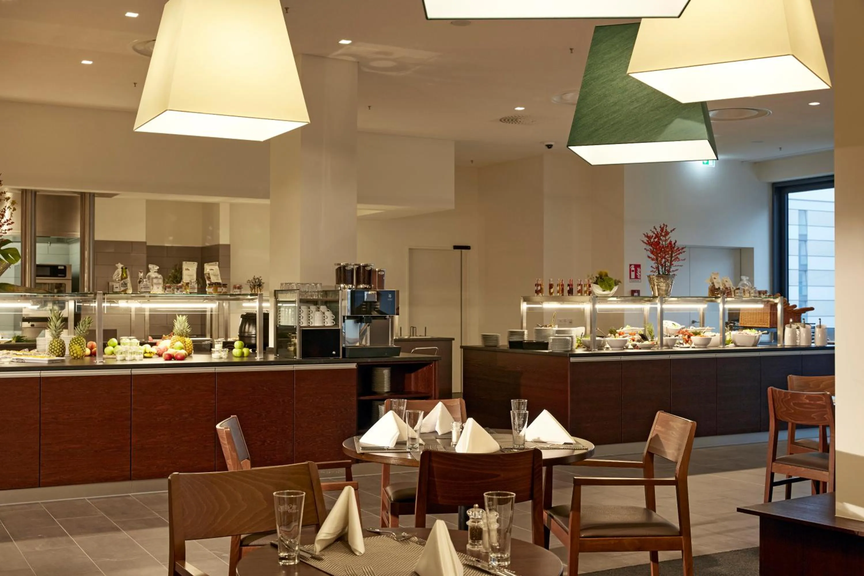 Restaurant/places to eat in HYPERION Hotel Hamburg City, Trademark Collection by Wyndham