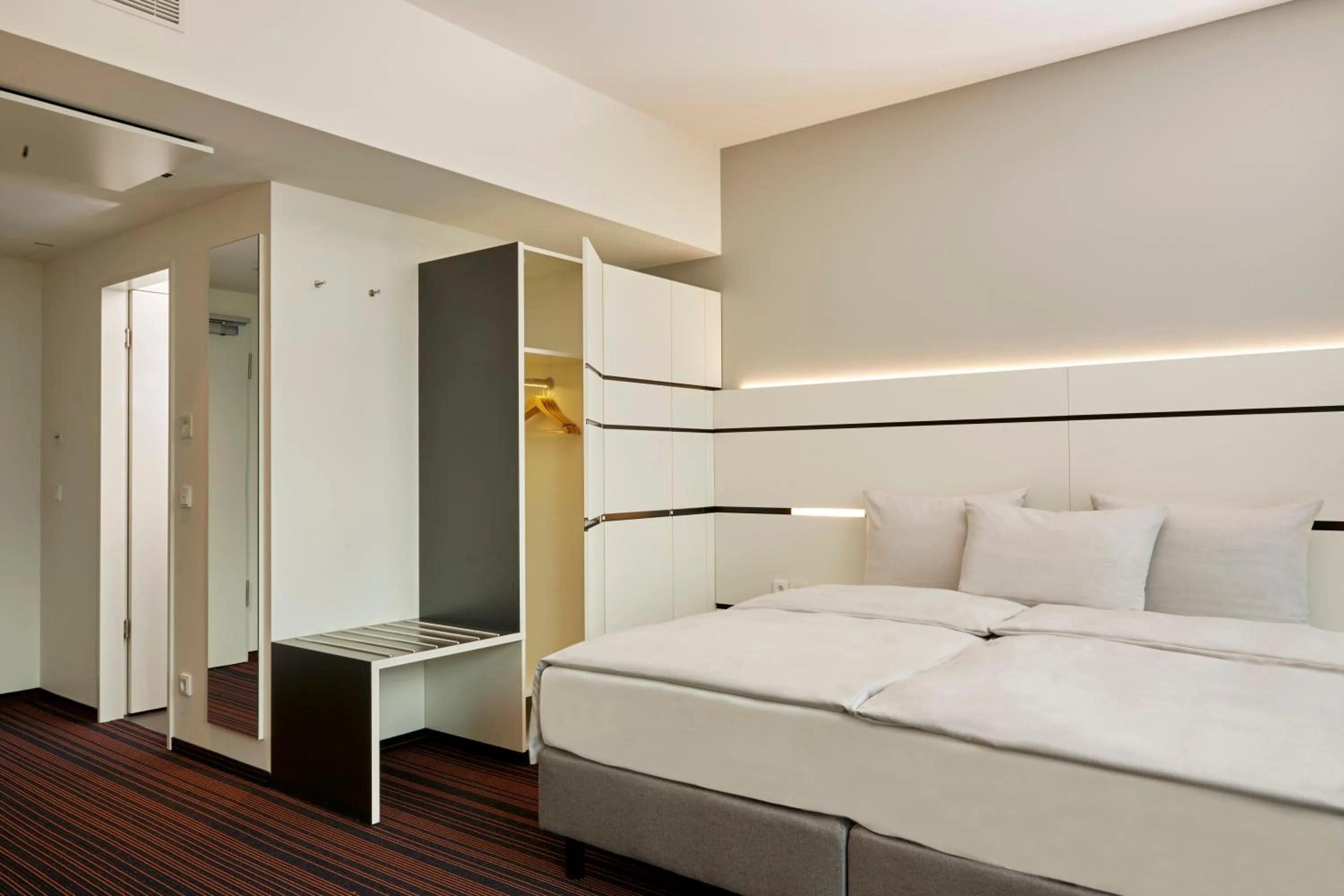 Photo of the whole room, Bed in HYPERION Hotel Hamburg City, Trademark Collection by Wyndham