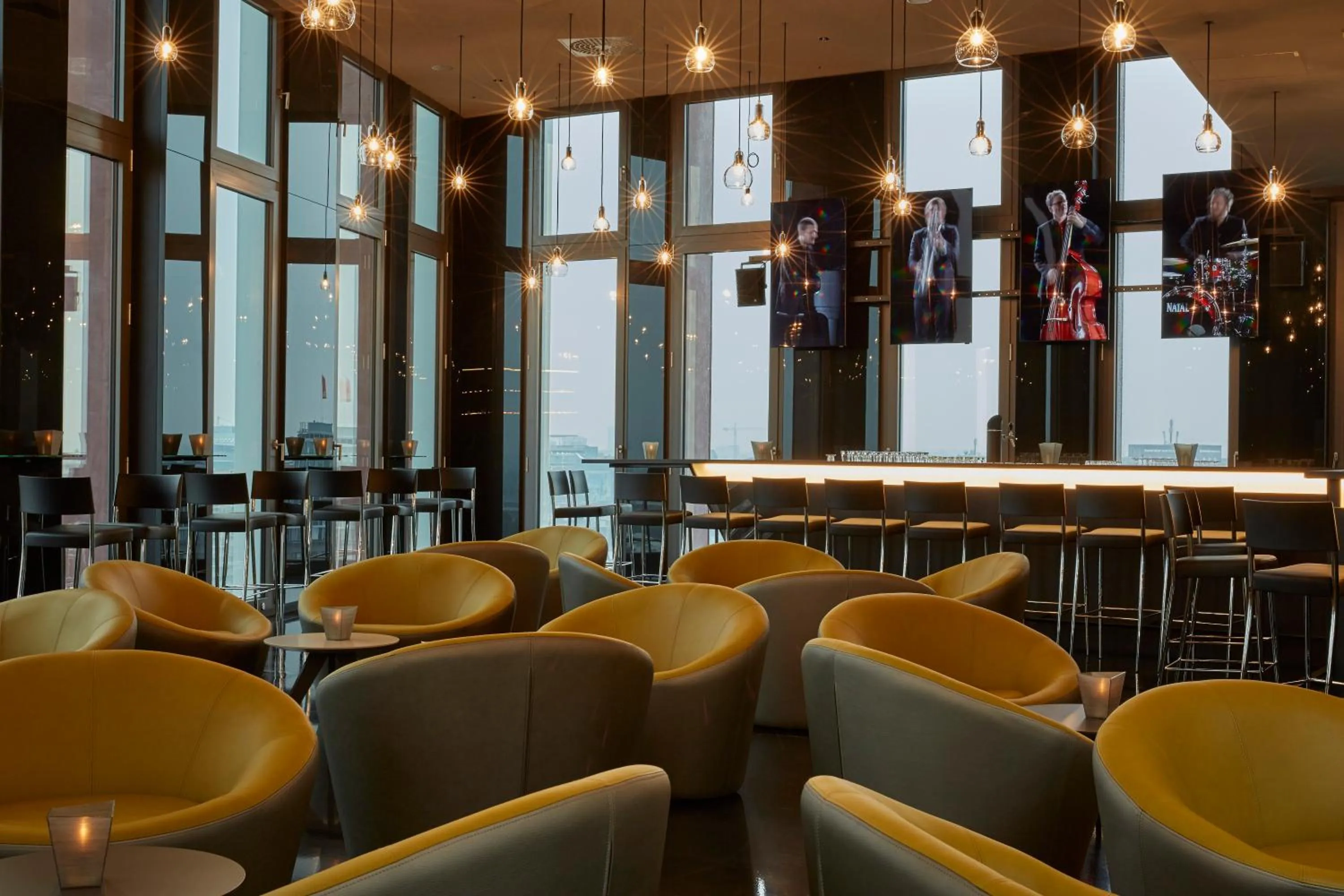 Lounge or bar in HYPERION Hotel Hamburg City, Trademark Collection by Wyndham
