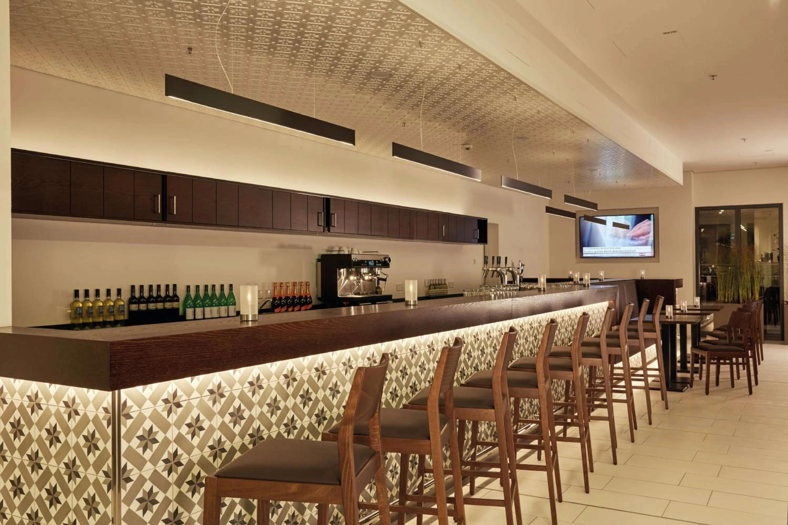 Lounge or bar in HYPERION Hotel Hamburg City, Trademark Collection by Wyndham