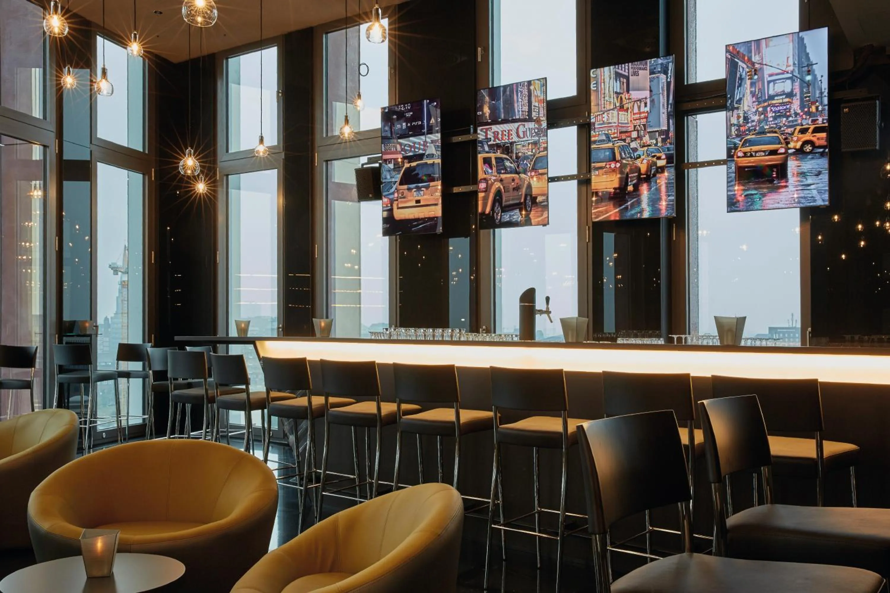 Lounge or bar in HYPERION Hotel Hamburg City, Trademark Collection by Wyndham