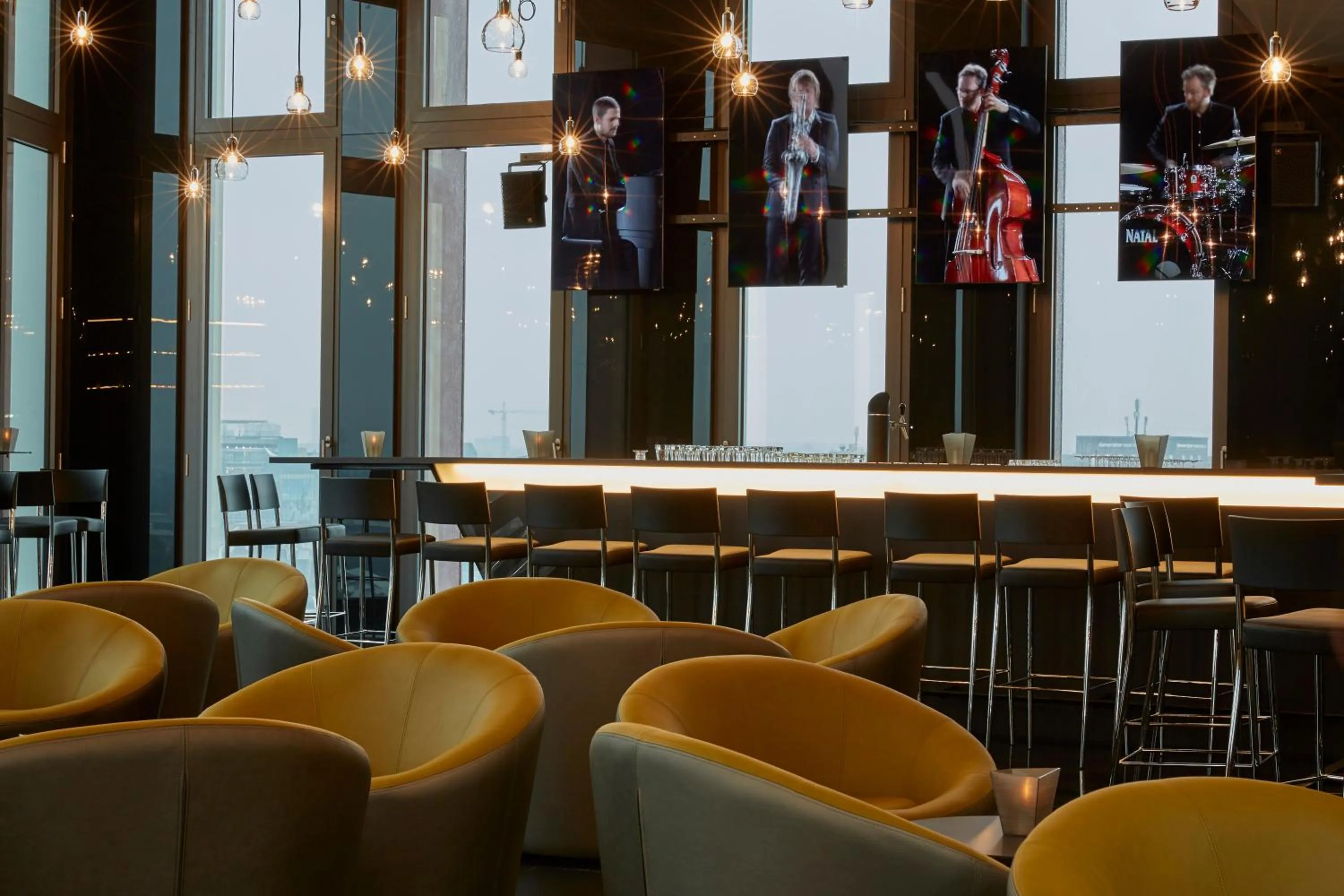 Lounge or bar in HYPERION Hotel Hamburg City, Trademark Collection by Wyndham