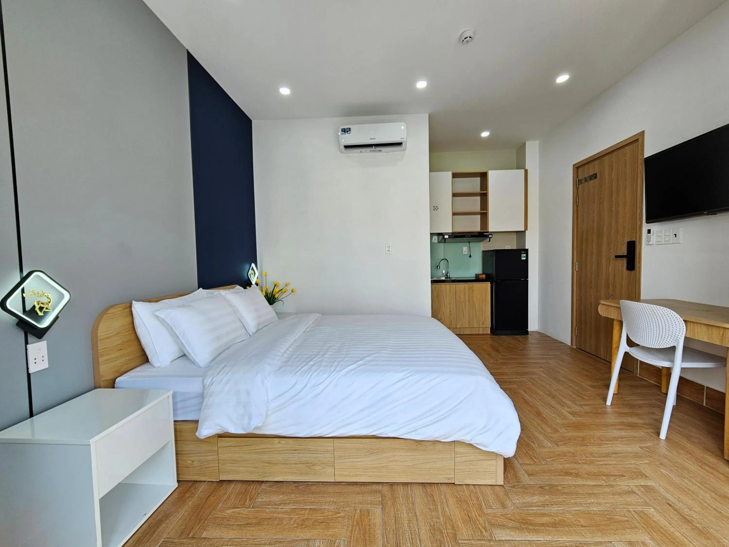 Communal lounge/ TV room, Bed in APEC Hotel