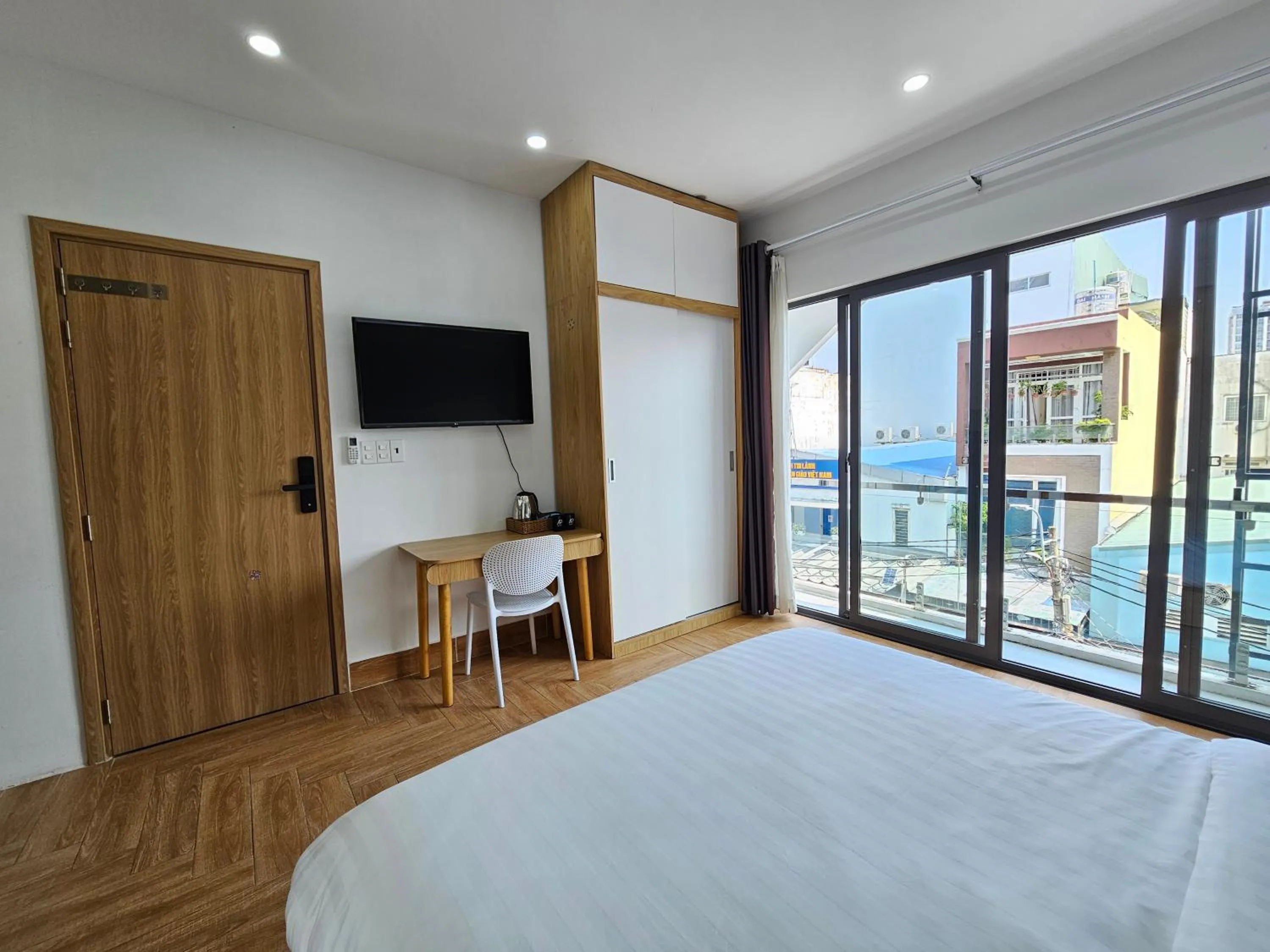 Communal lounge/ TV room, Bed in APEC Hotel