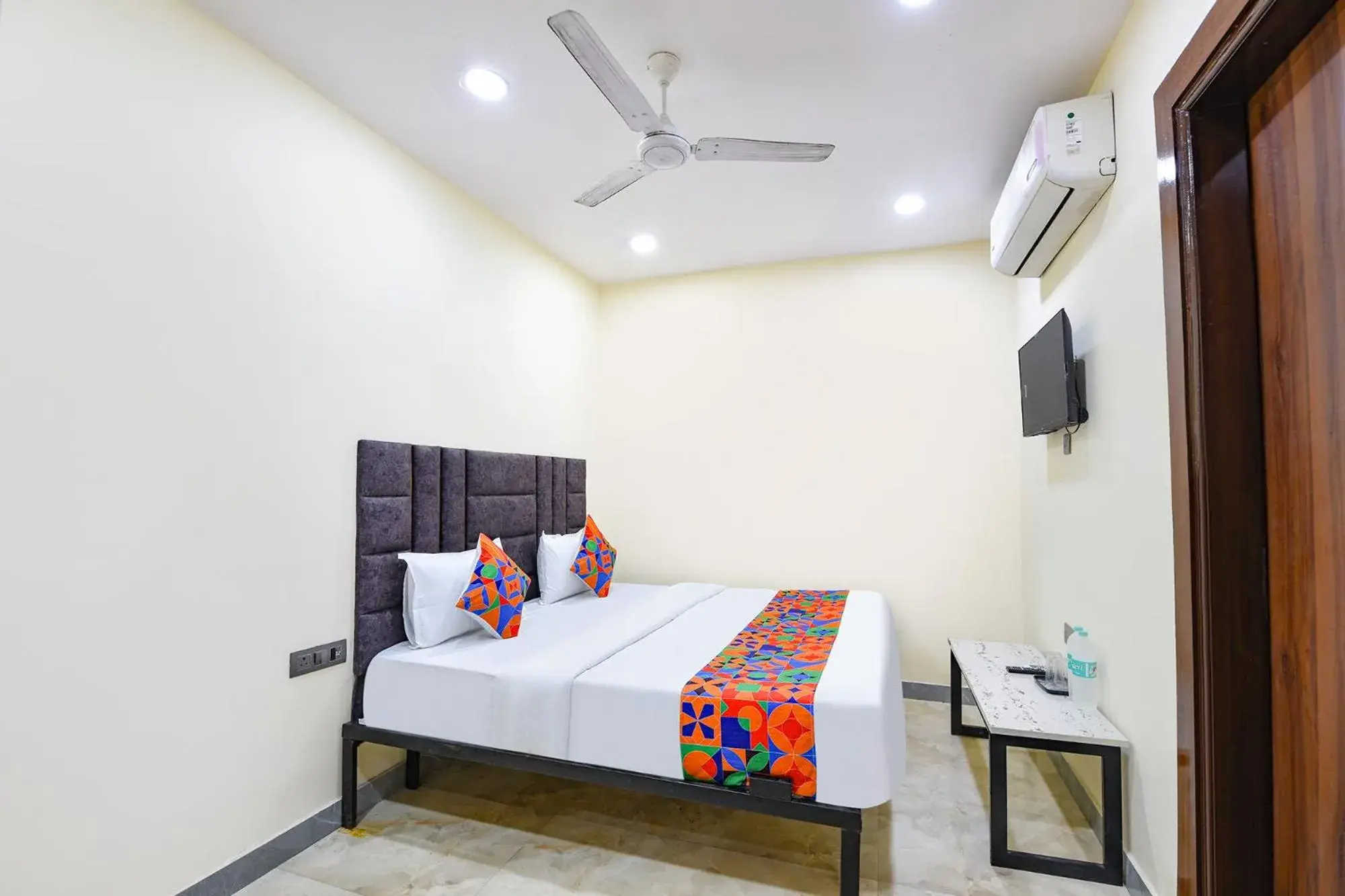 Deluxe Room - single occupancy in FabHotel Yash Residency - Yamuna Sports Complex Deluxe Room - single occupancy in FabHotel Yash Residency - Yamuna Sports Complex