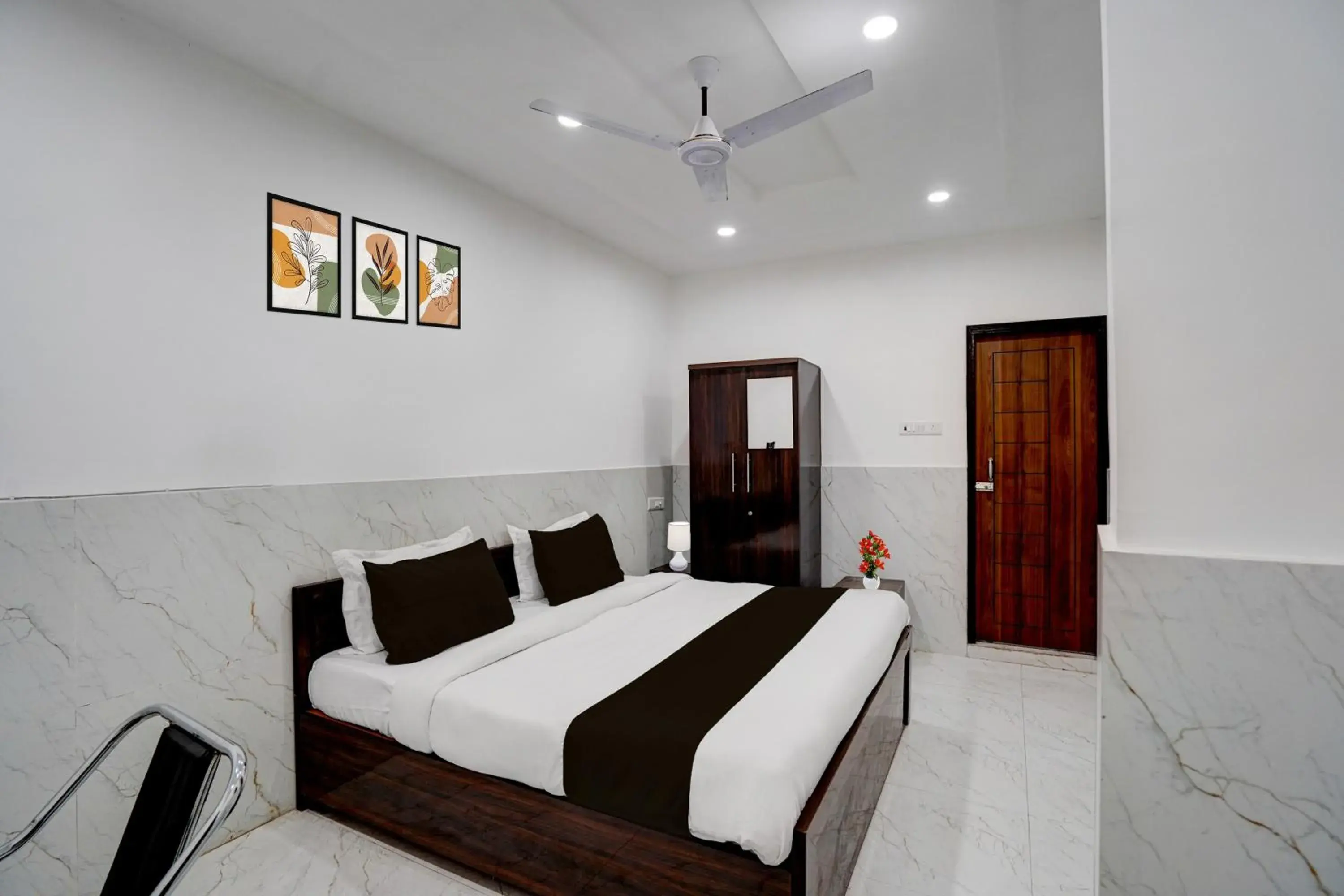 Classic Triple Room - single occupancy in Super Collection O Vikas Nagar Post Office Formerly Metro Club and Guest House Classic Triple Room - single occupancy in Super Collection O Vikas Nagar Post Office Formerly Metro Club and Guest House