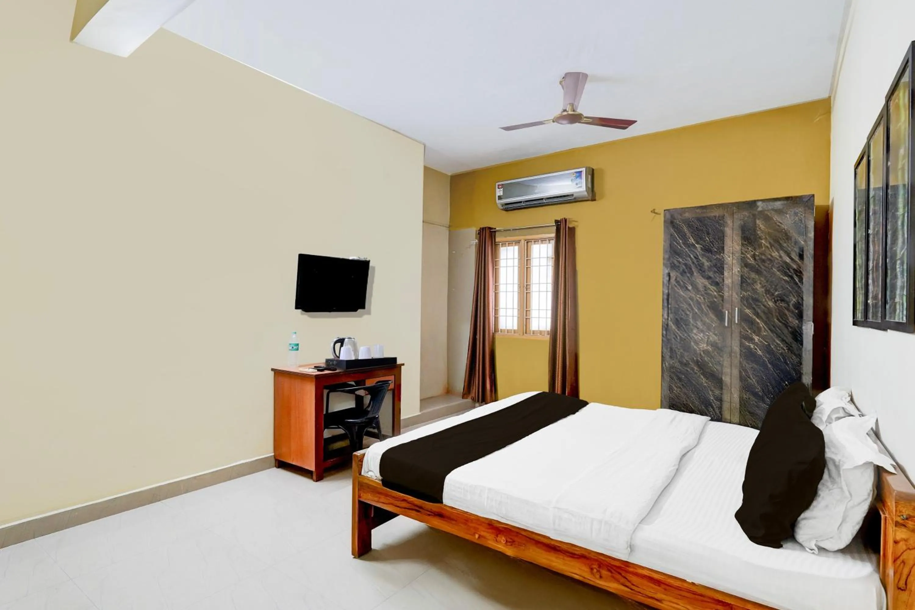 Bedroom, Bed in Super Hotel O Villivakkam Railway Station Formerly BV Stayz