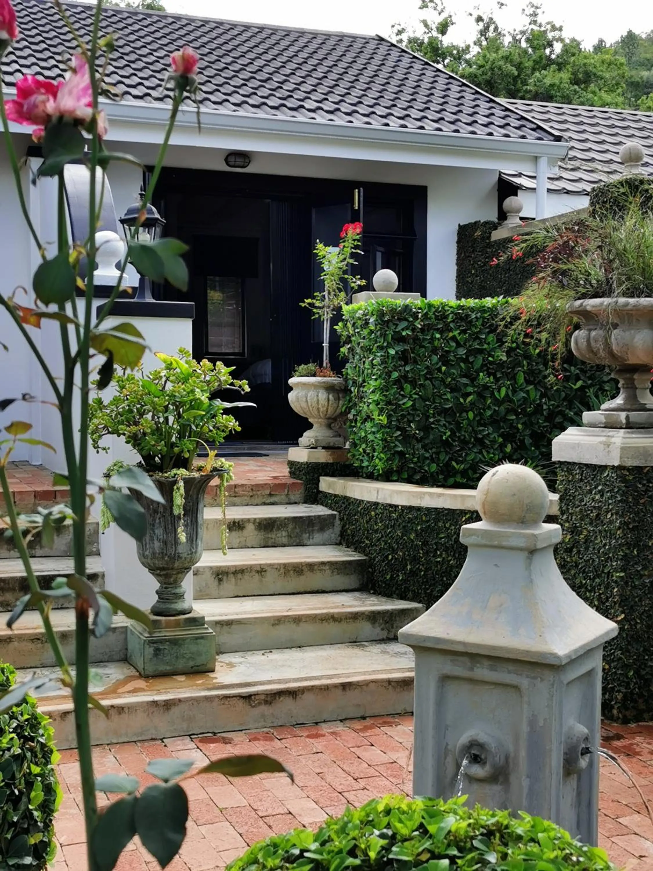 Facade/entrance in At 98 on Lynburn Guest House