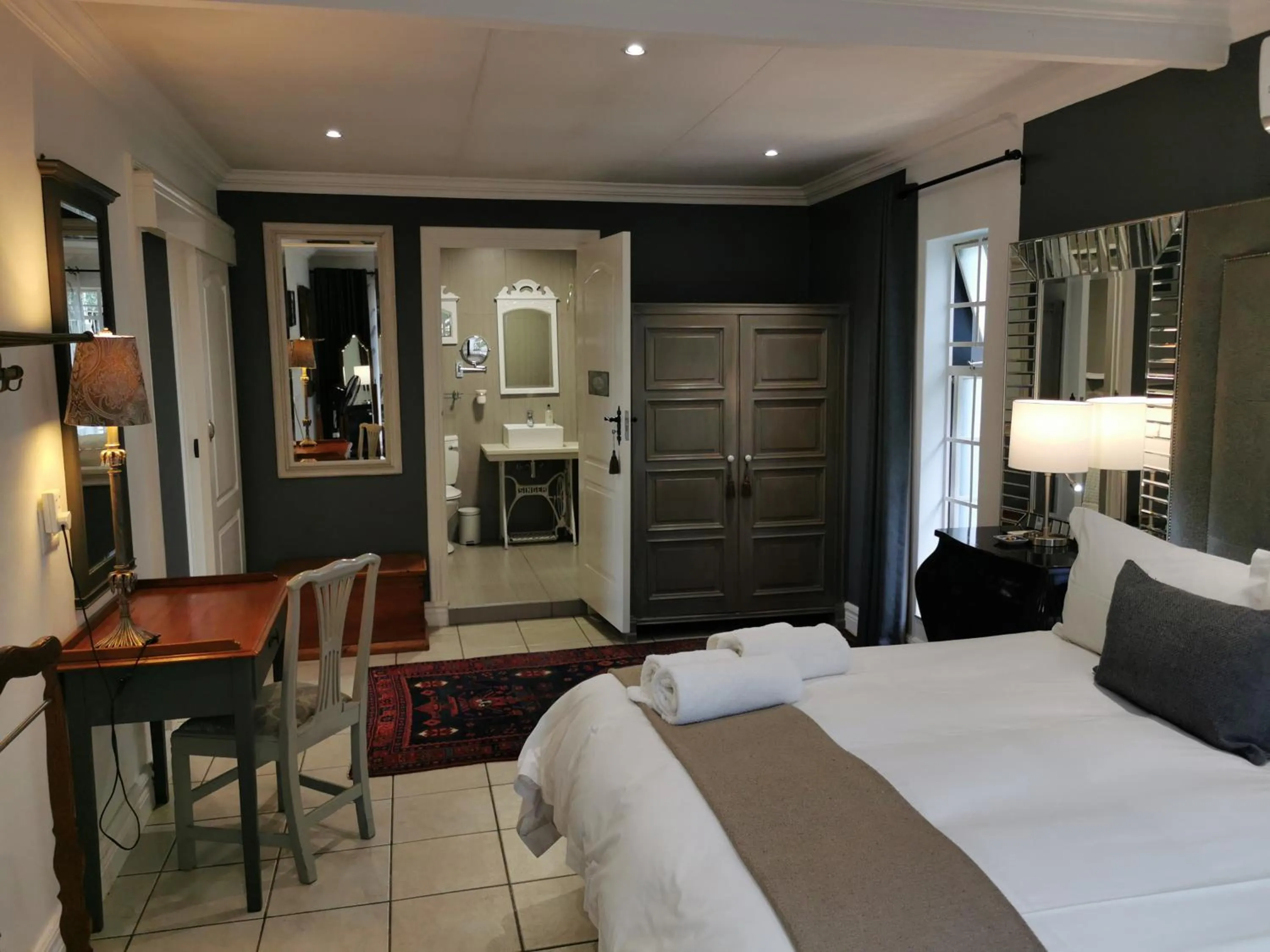 Bedroom, Bed in At 98 on Lynburn Guest House