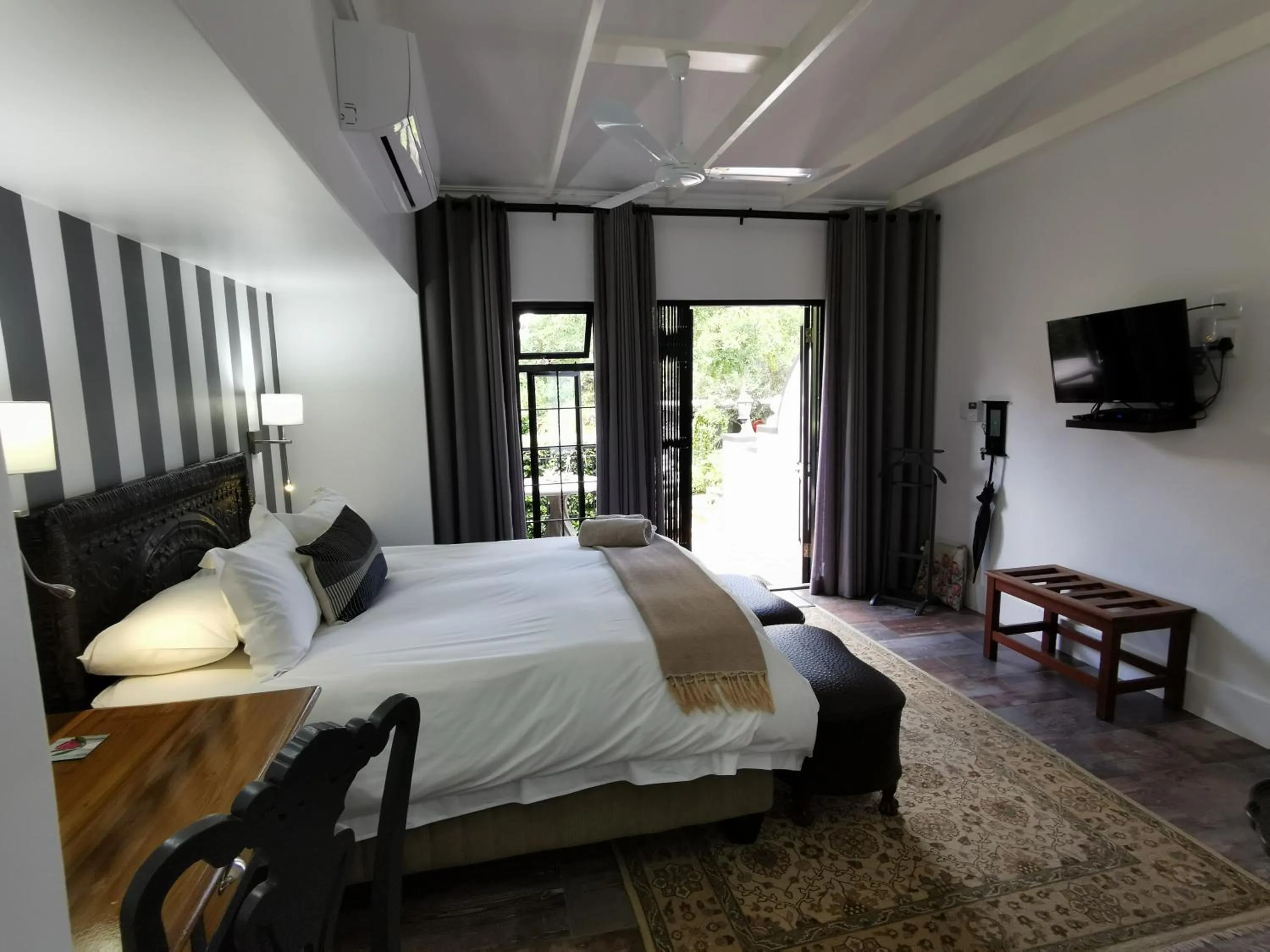 View (from property/room), Bed in At 98 on Lynburn Guest House