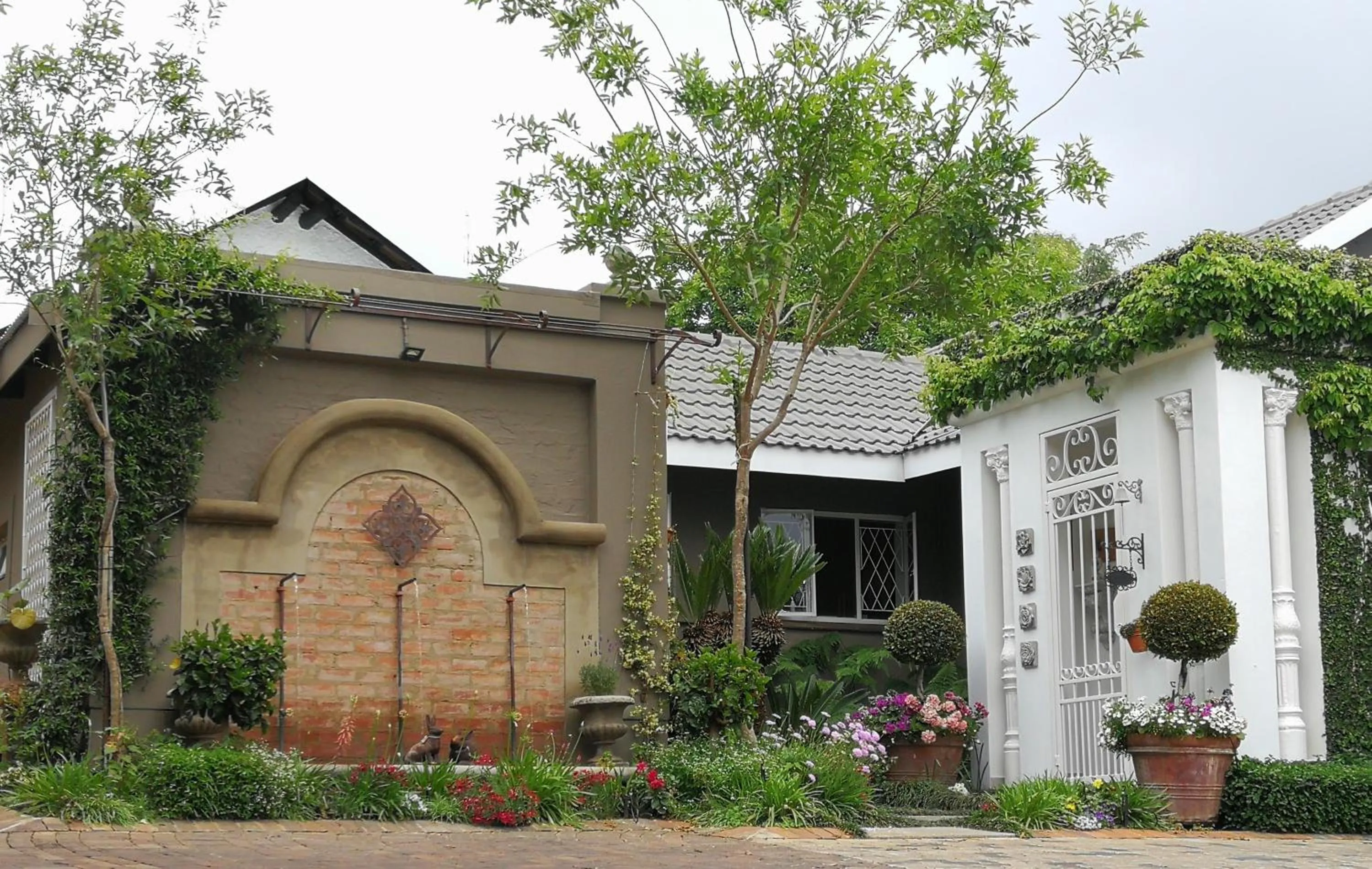 Facade/entrance in At 98 on Lynburn Guest House