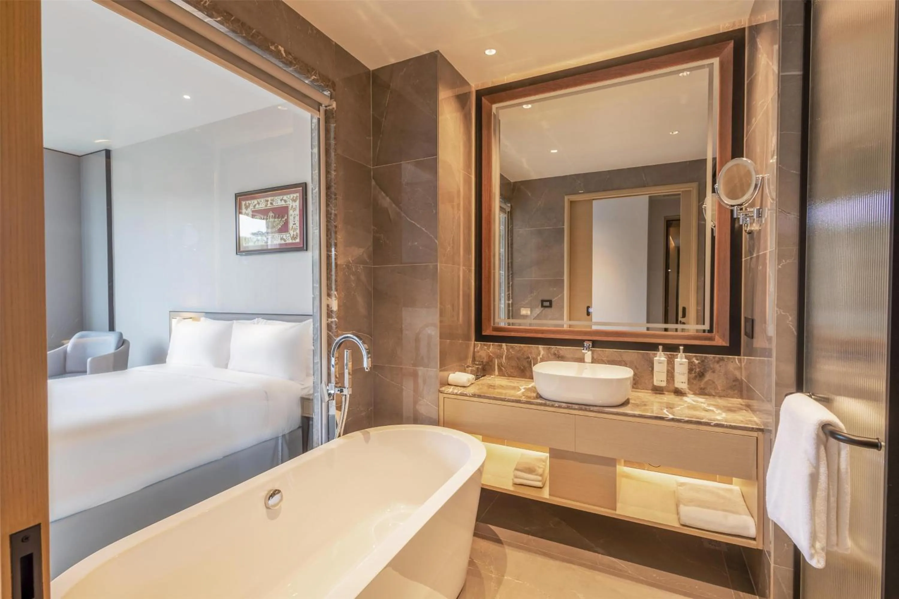 Bathroom, Bed in Radisson Hotel Jamshedpur