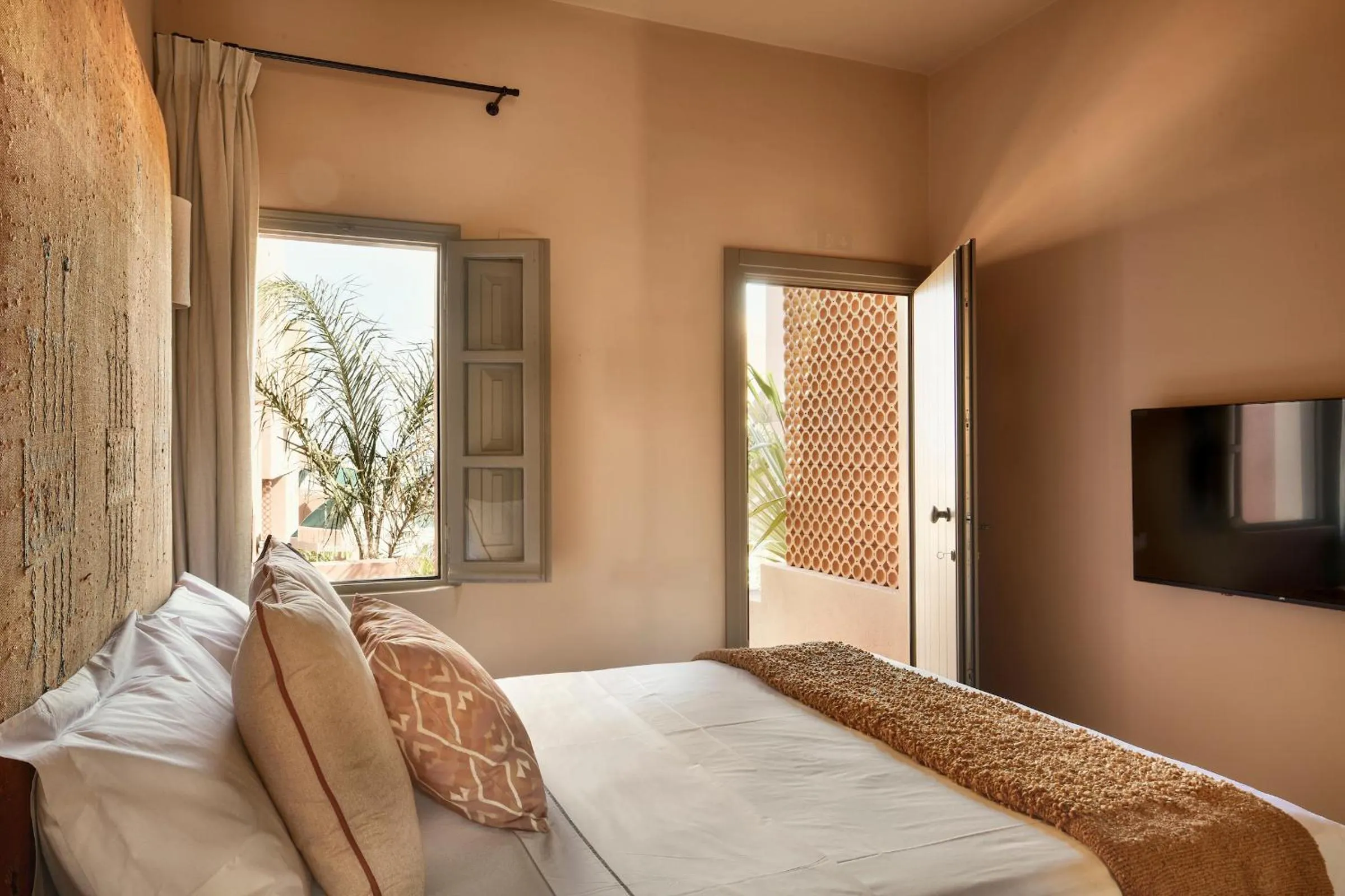 Communal lounge/ TV room, Bed in Terra Verde Oia by K&K