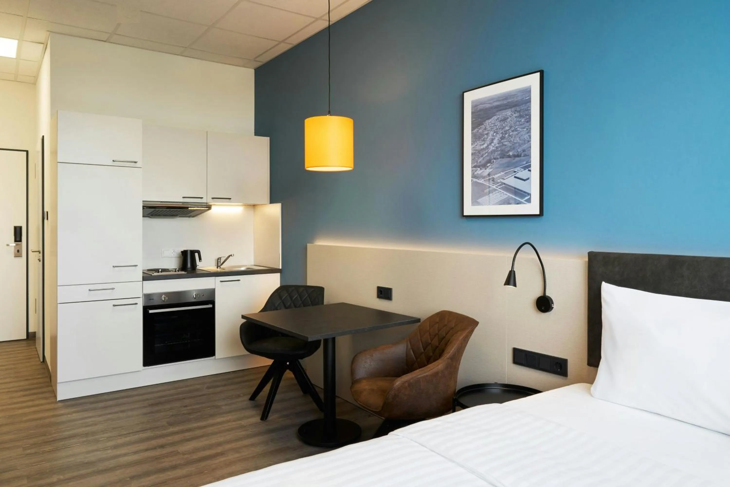 Kitchen or kitchenette, Bed in Four Points Flex by Sheraton Östringen