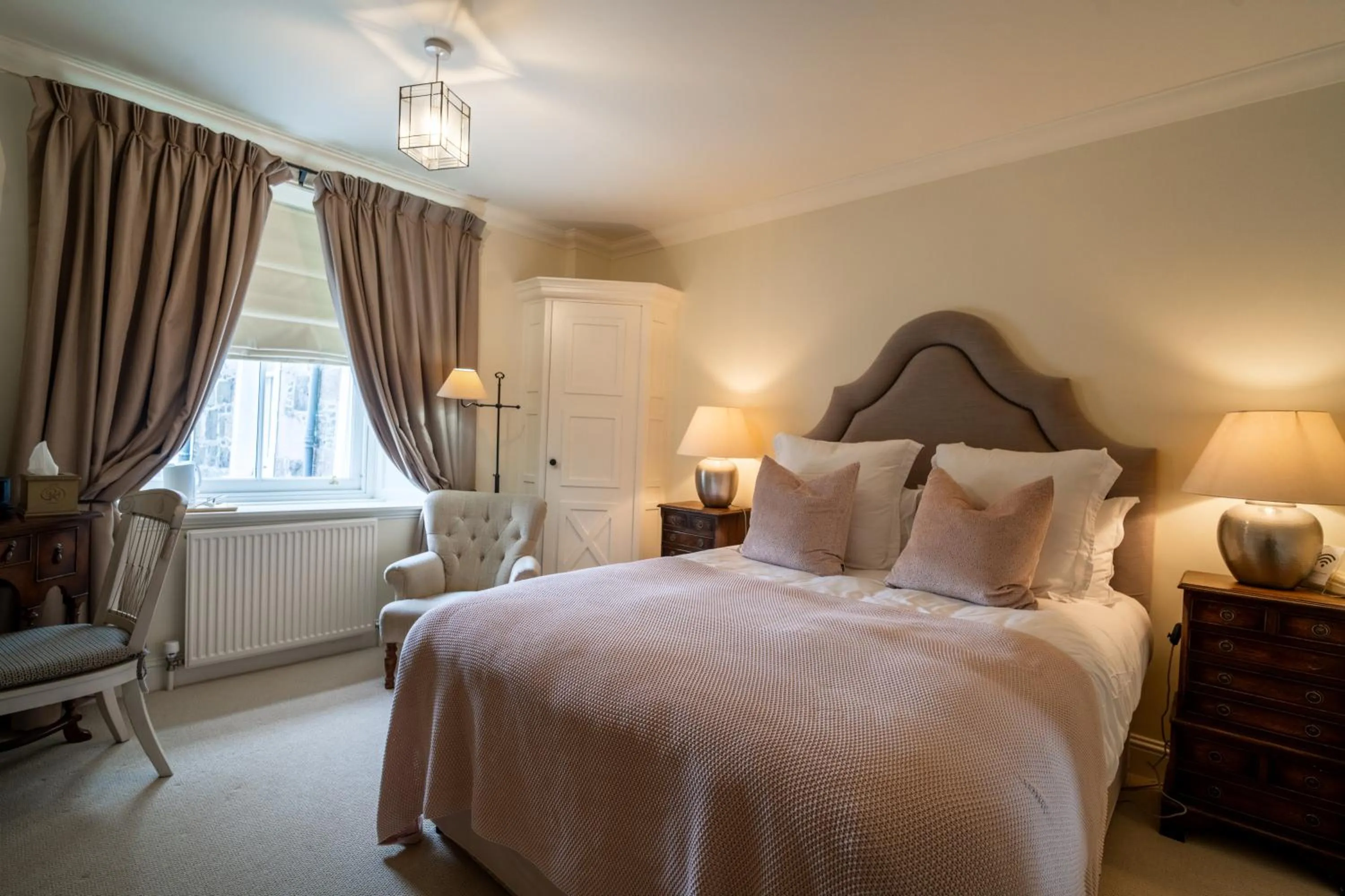 Bedroom, Bed in The Royal Hotel