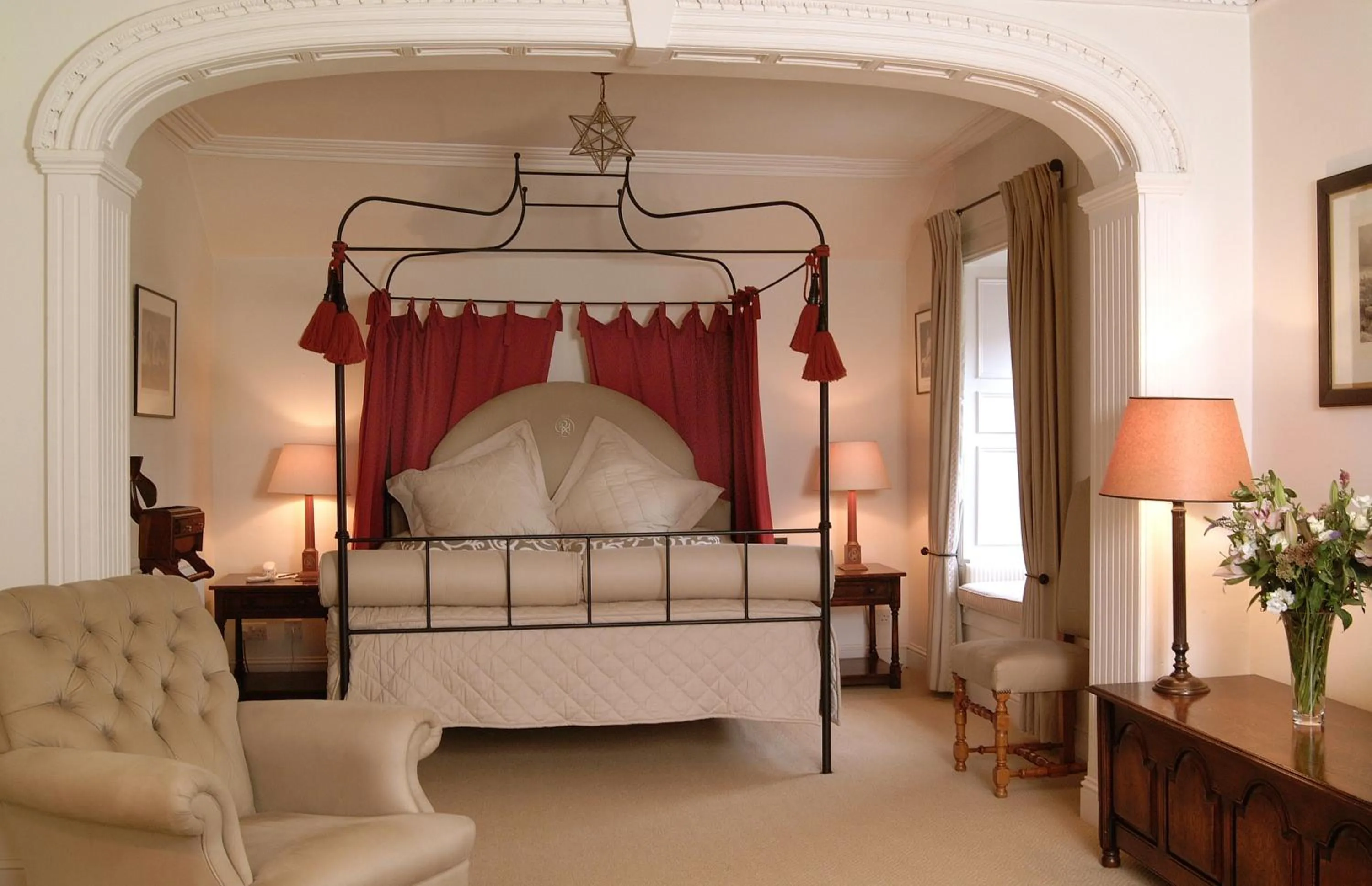 Photo of the whole room, Bed in The Royal Hotel