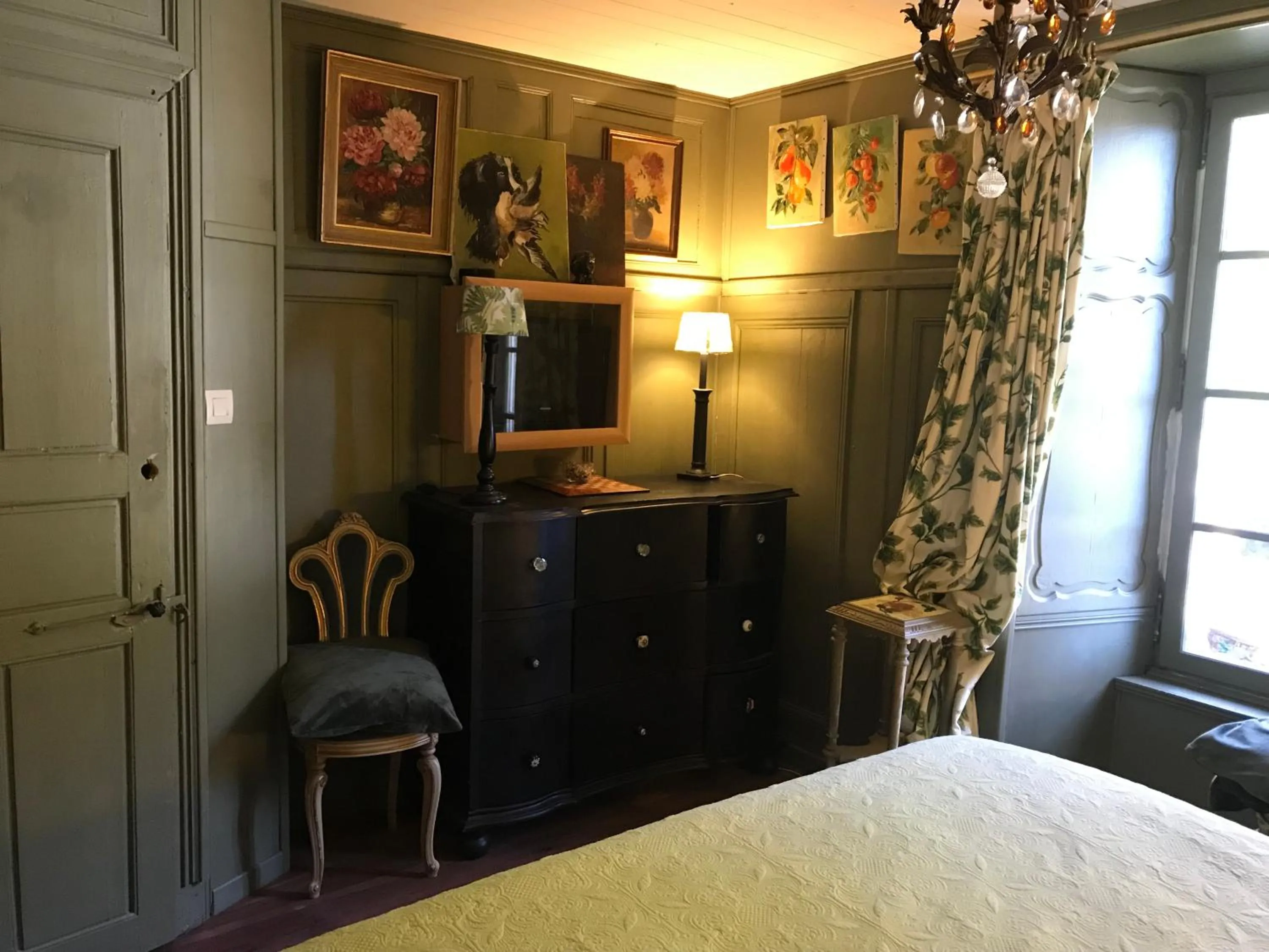 Bed in Domaine De La Bastille, Manoir du XVll, Bed and Breakfast