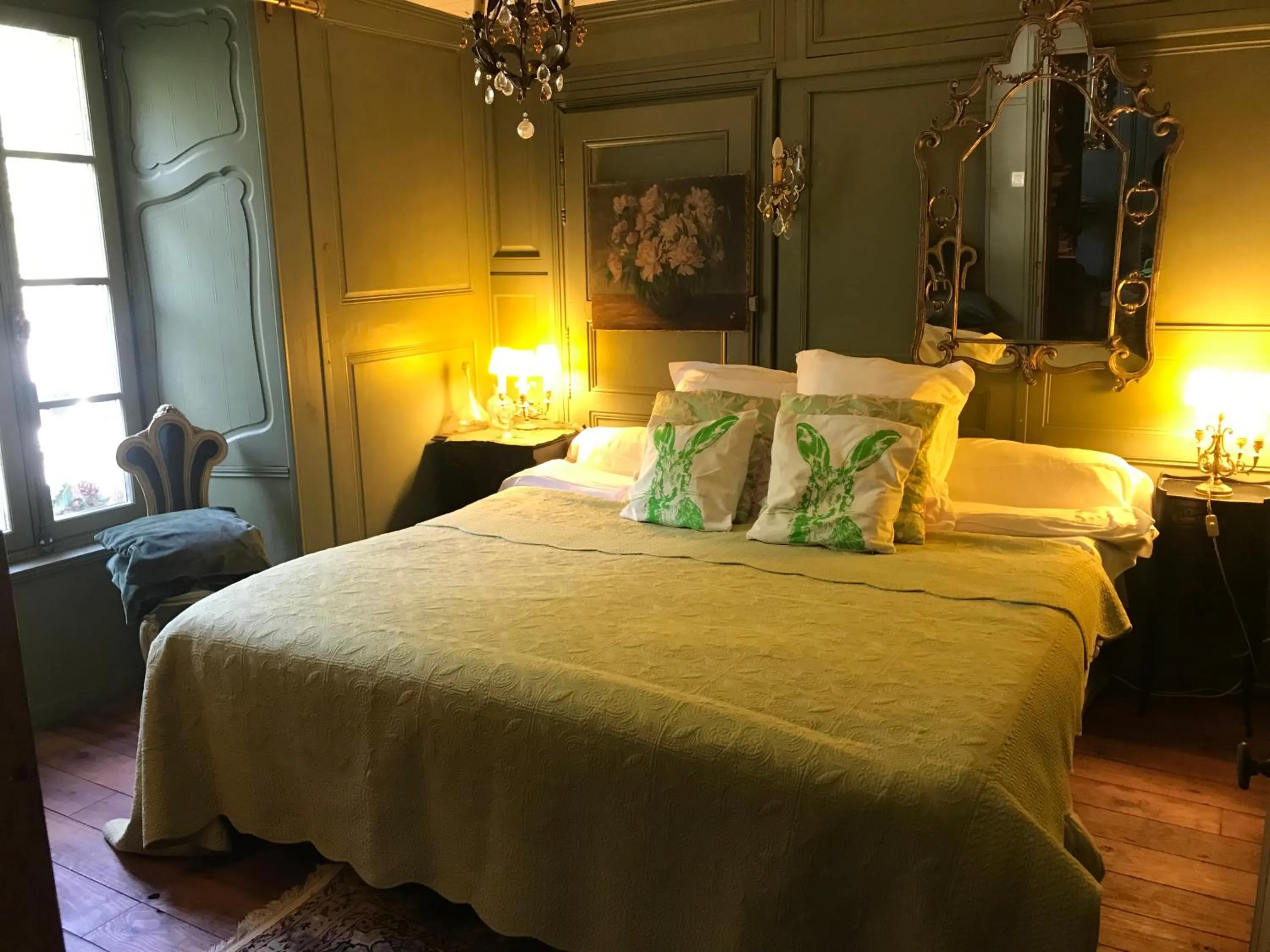 Bed in Domaine De La Bastille, Manoir du XVll, Bed and Breakfast
