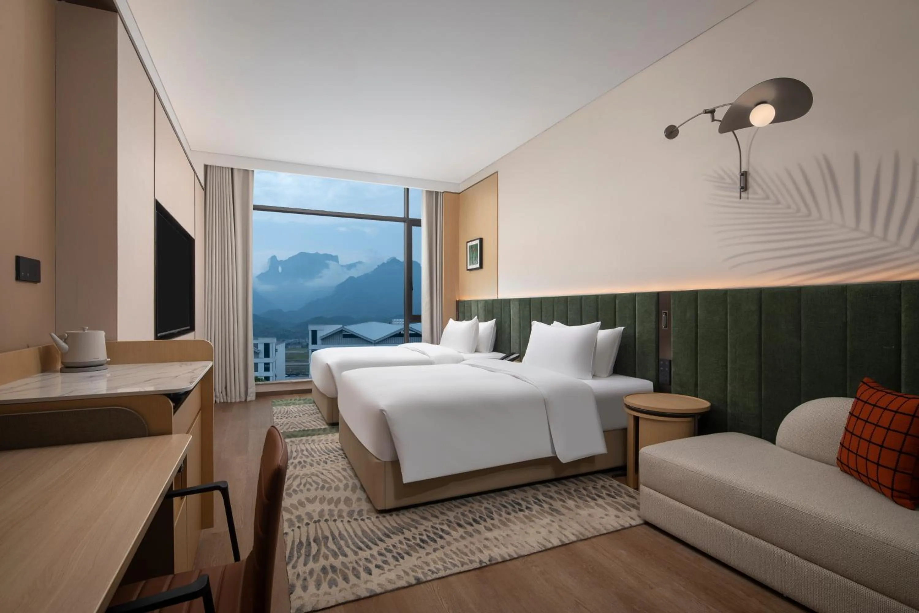 Photo of the whole room, Bed in Hilton Garden Inn Zhangjiajie Tianmen Mountain