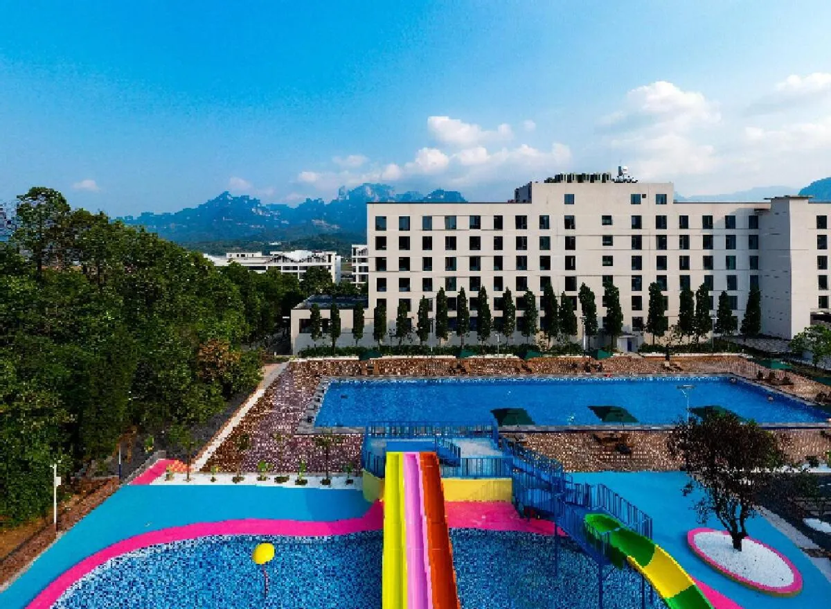 Swimming pool in Hilton Garden Inn Zhangjiajie Tianmen Mountain