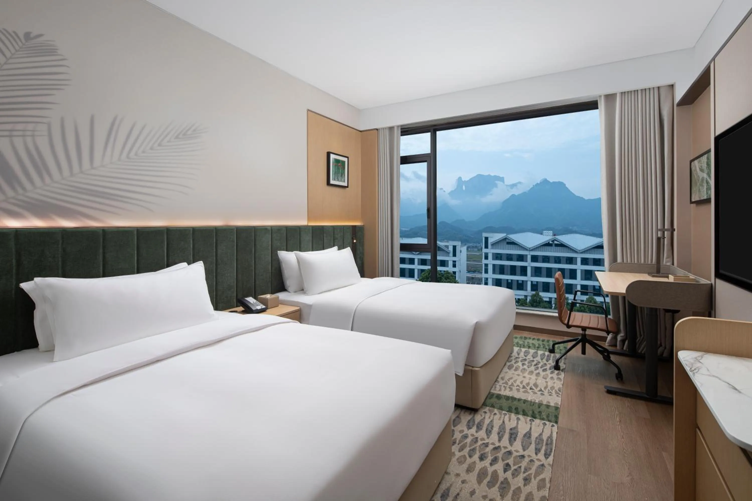 Photo of the whole room, Bed in Hilton Garden Inn Zhangjiajie Tianmen Mountain