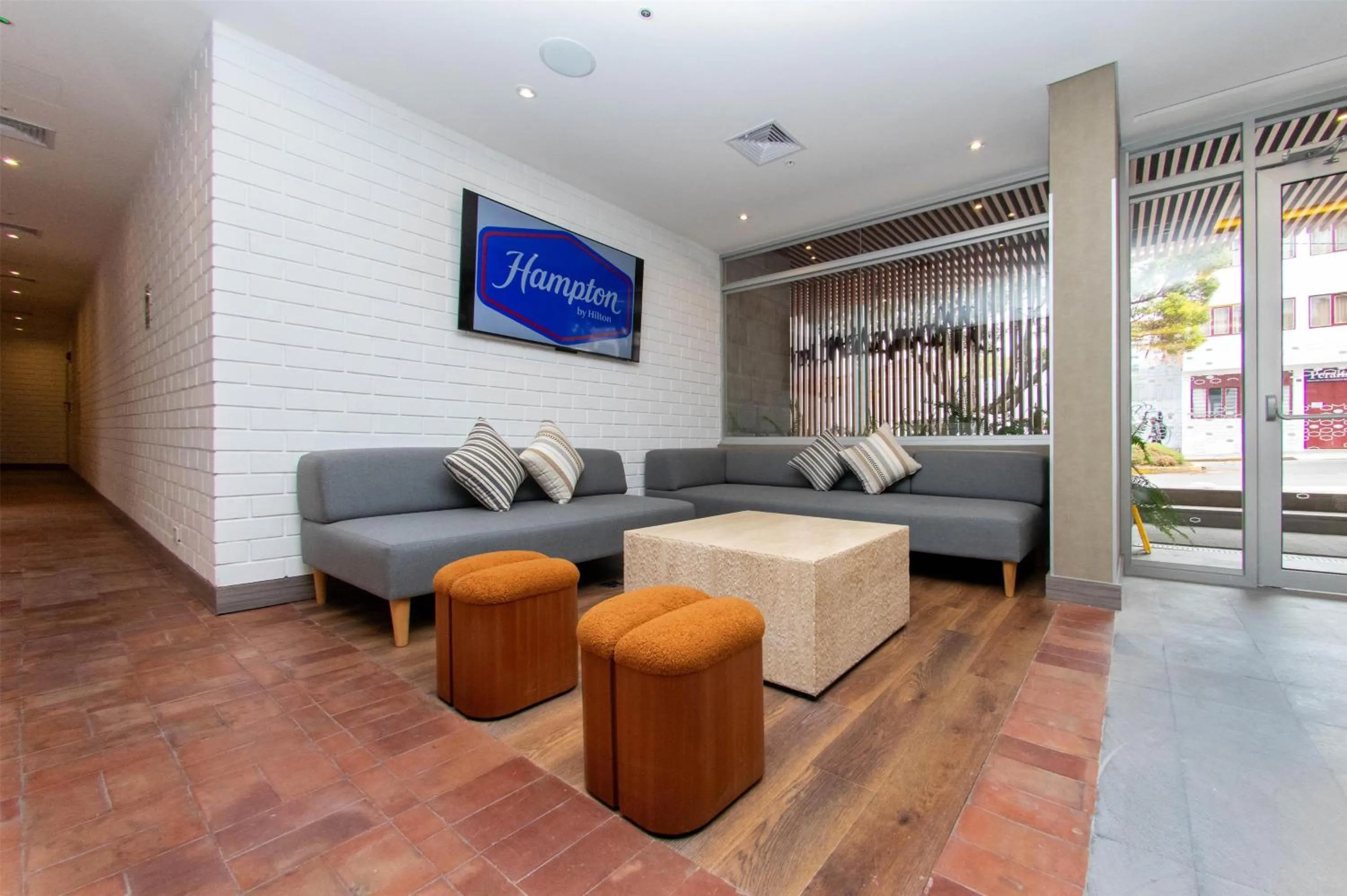 Communal lounge/ TV room in Hampton By Hilton Cusco