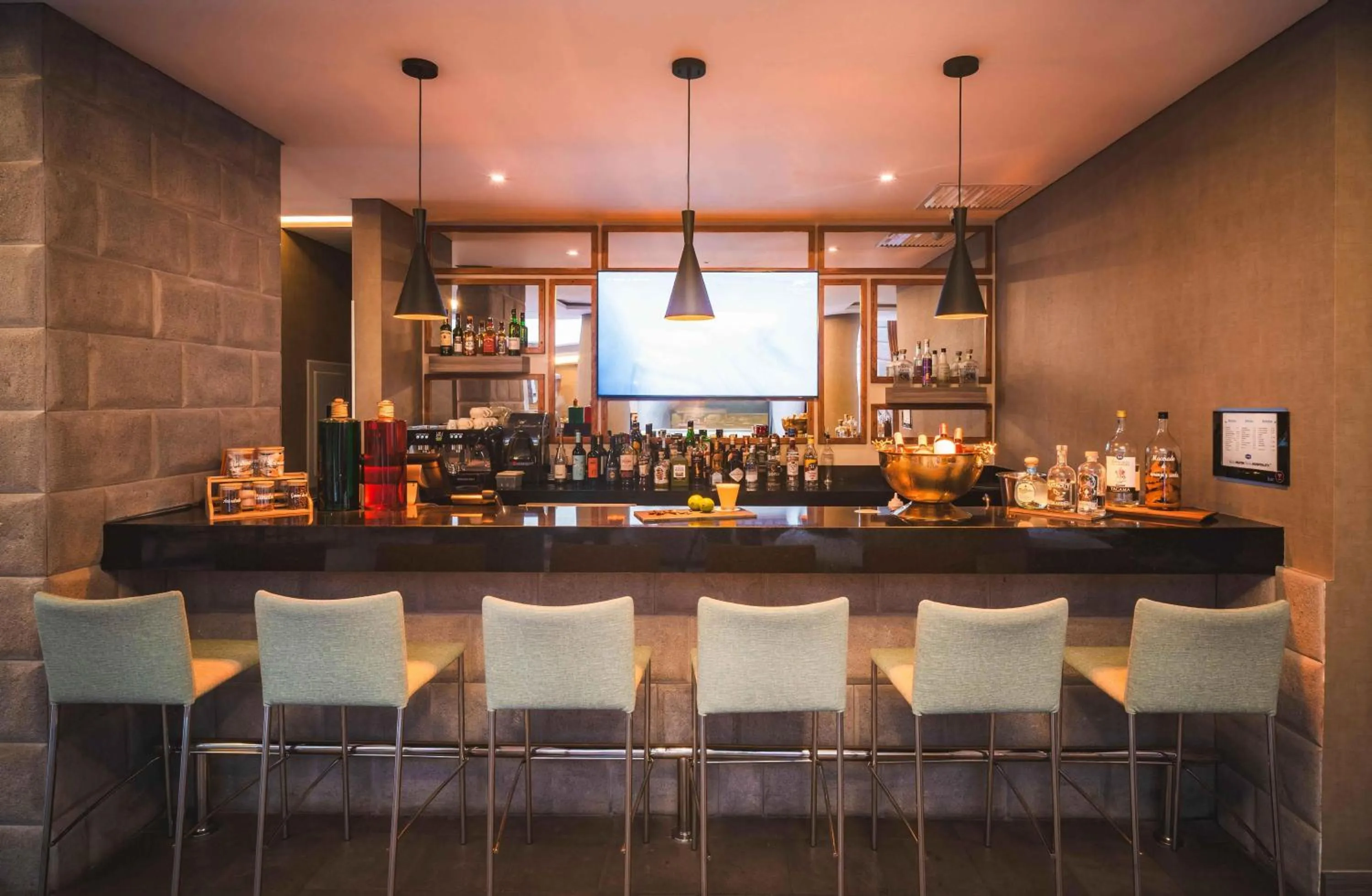 Lounge or bar in Hampton By Hilton Cusco