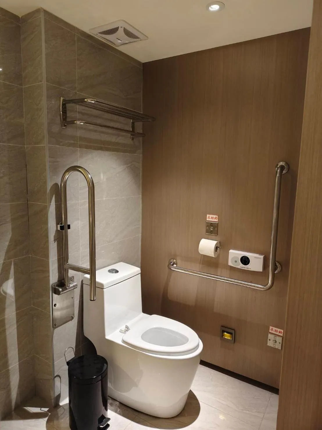Shower in CHECK inn SELECT Taipei NeiHu