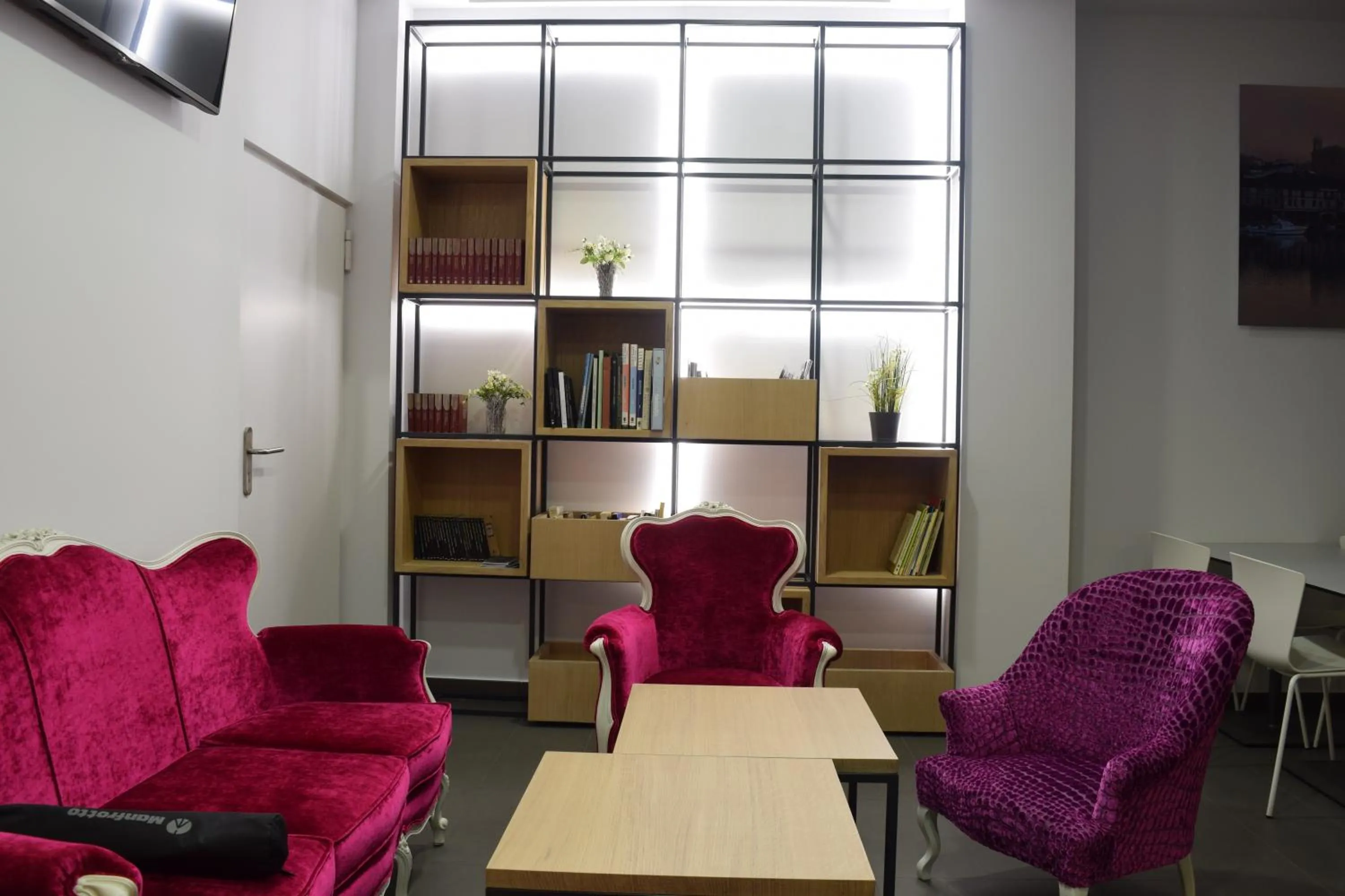 Communal lounge/ TV room in Zerupe Hotel