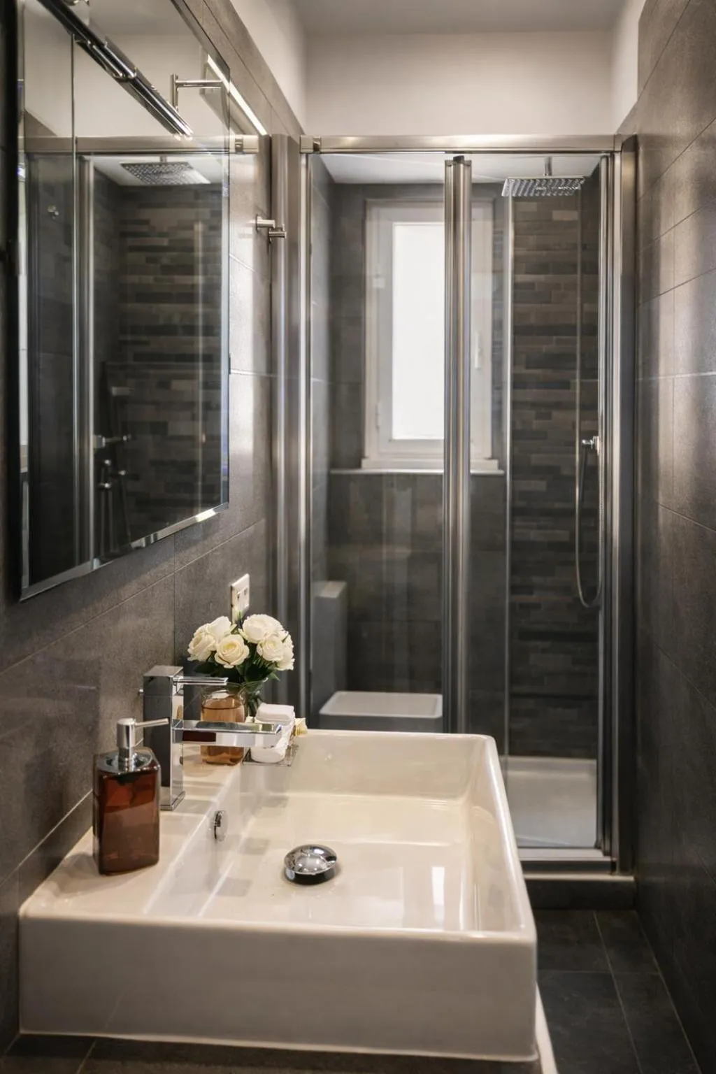 Shower in RomAntic Dreams Guest House