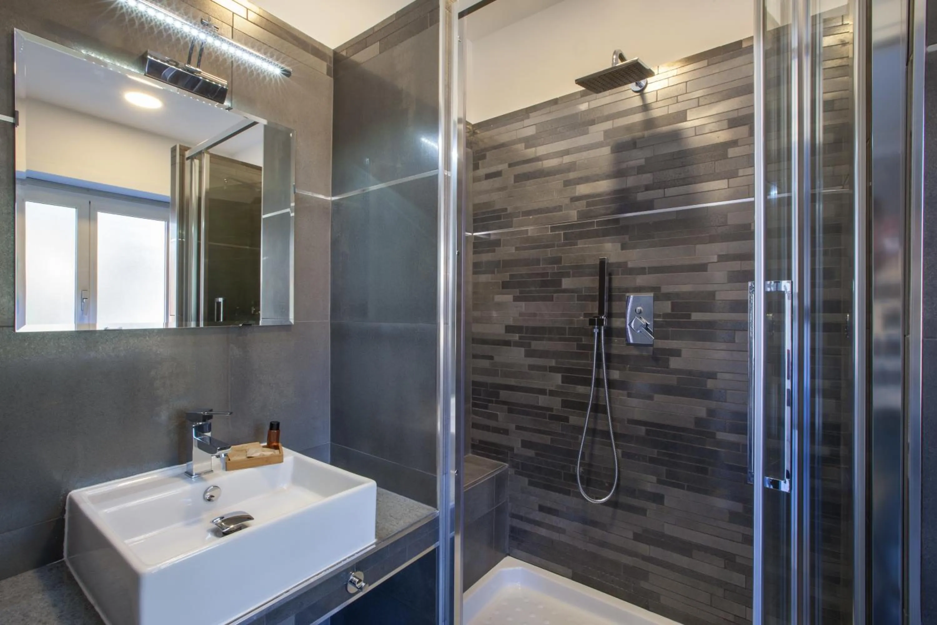 Shower in RomAntic Dreams Guest House