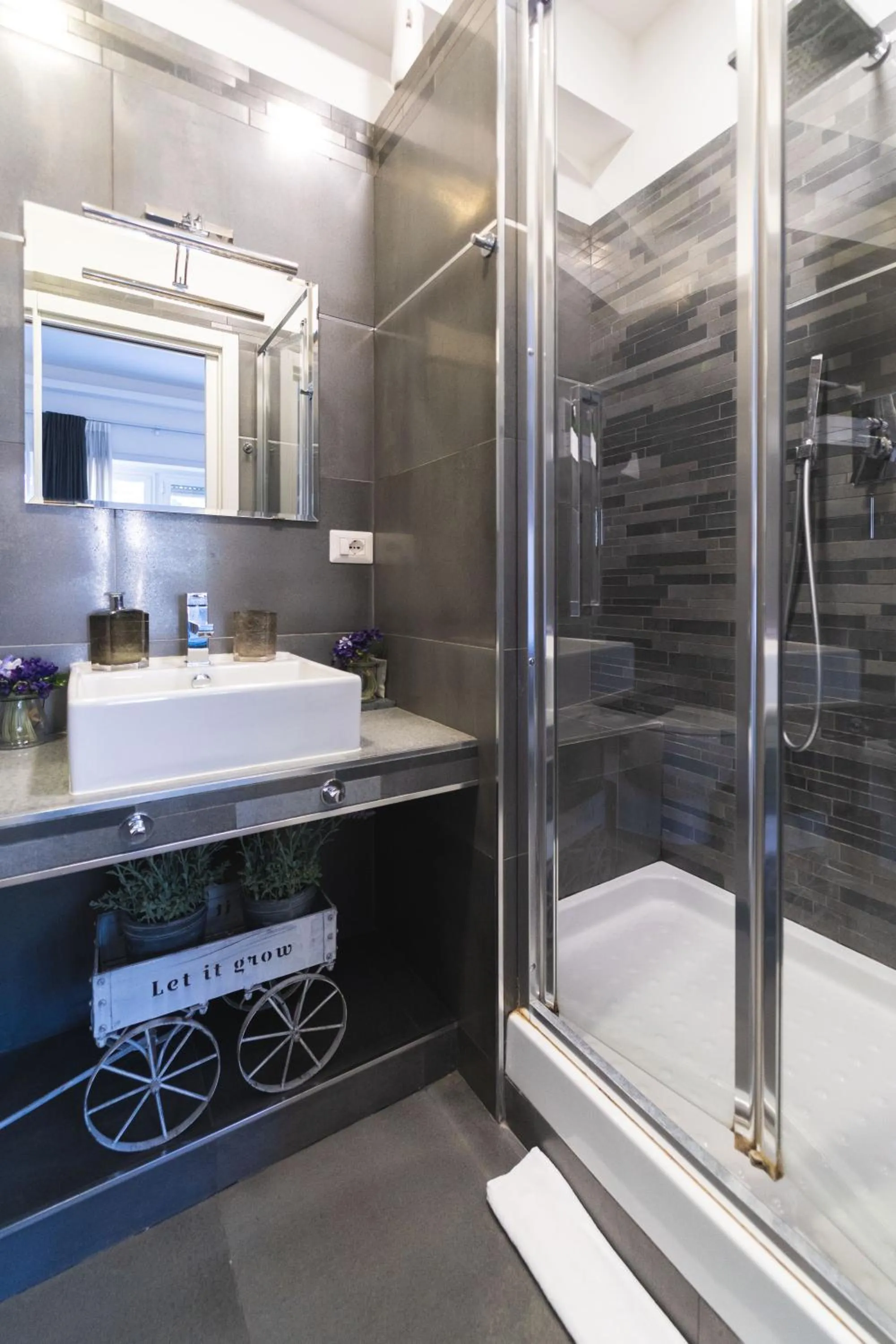 Shower in RomAntic Dreams Guest House