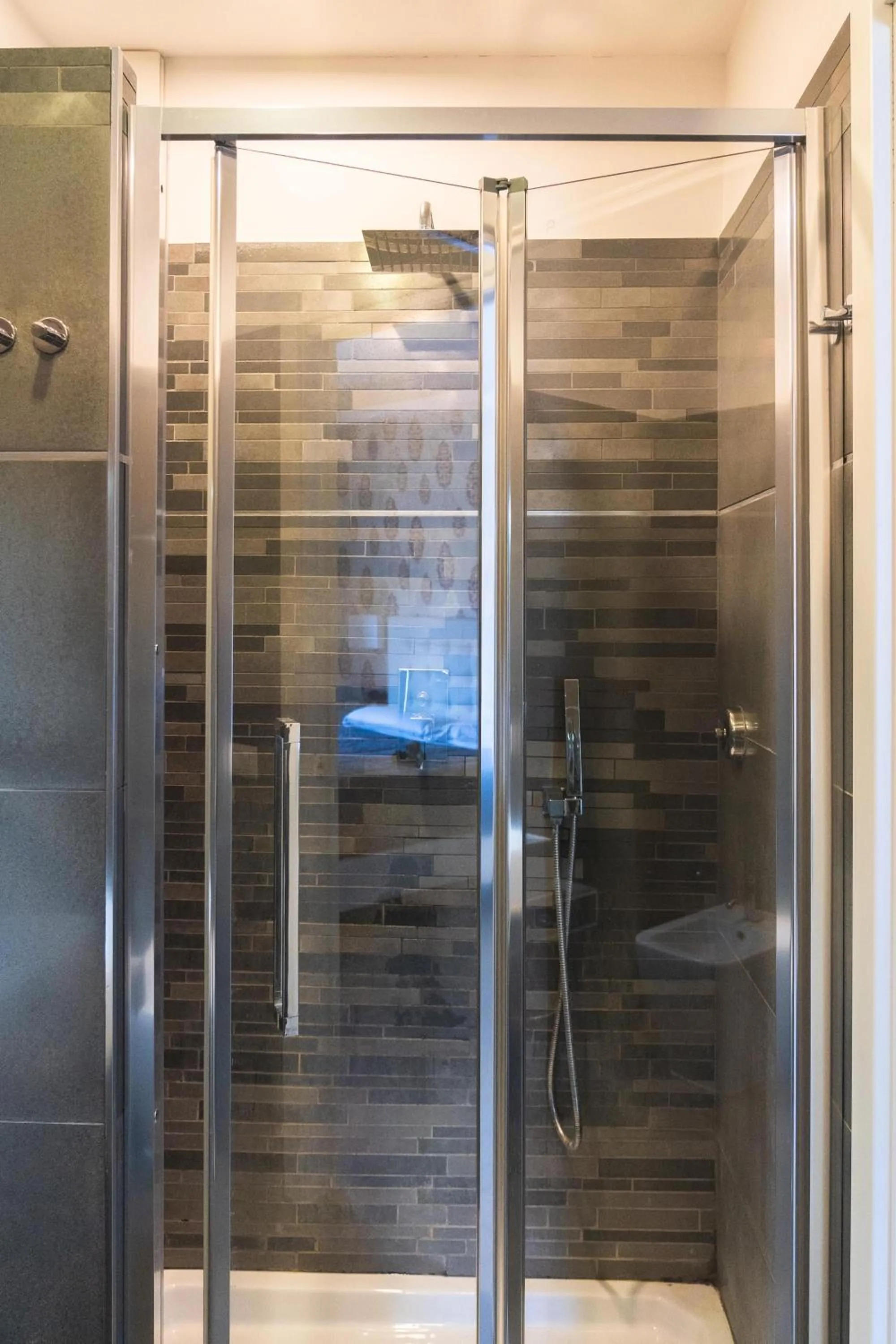 Shower in RomAntic Dreams Guest House