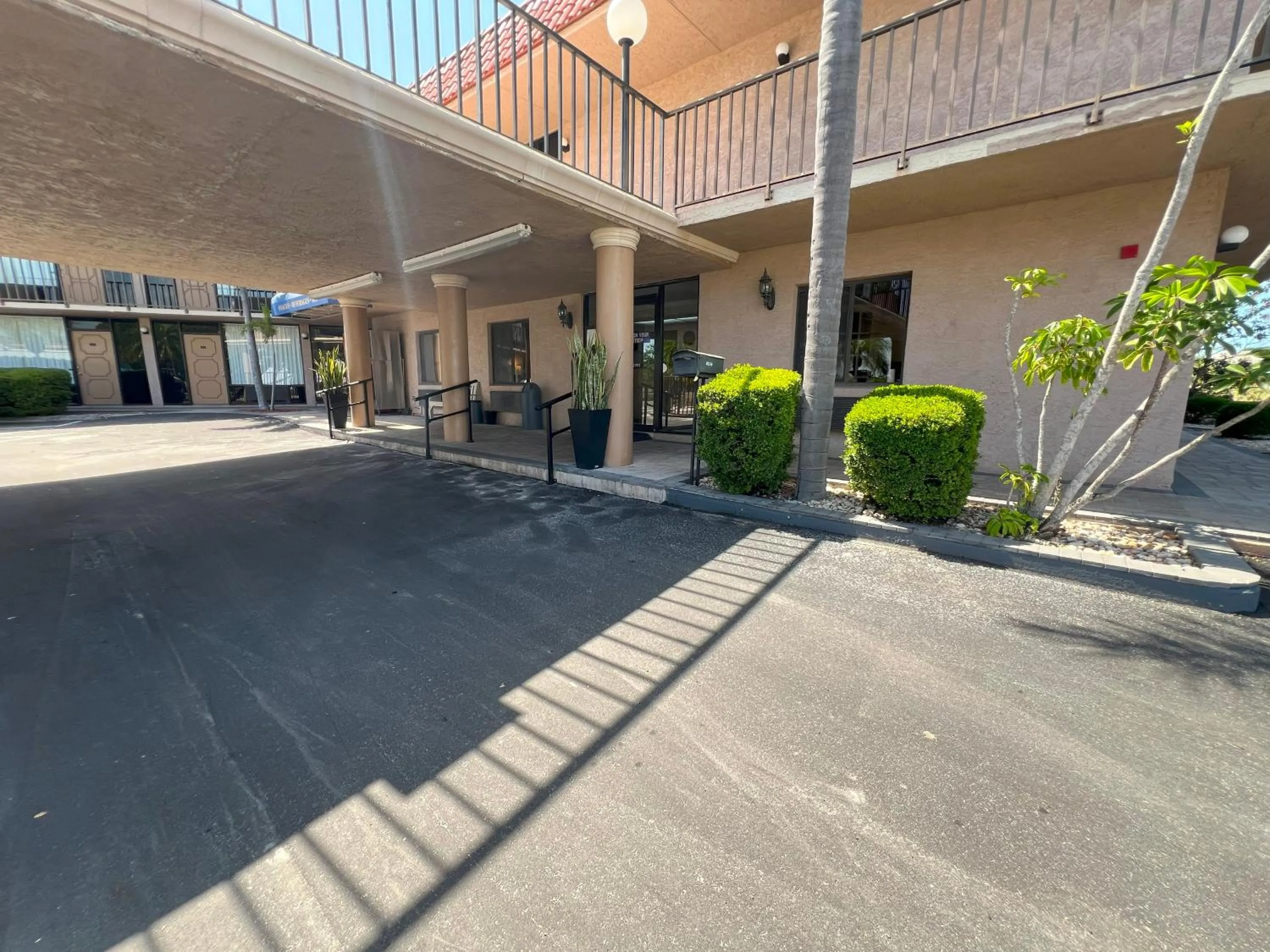 Property building in Tarpon Shores Inn