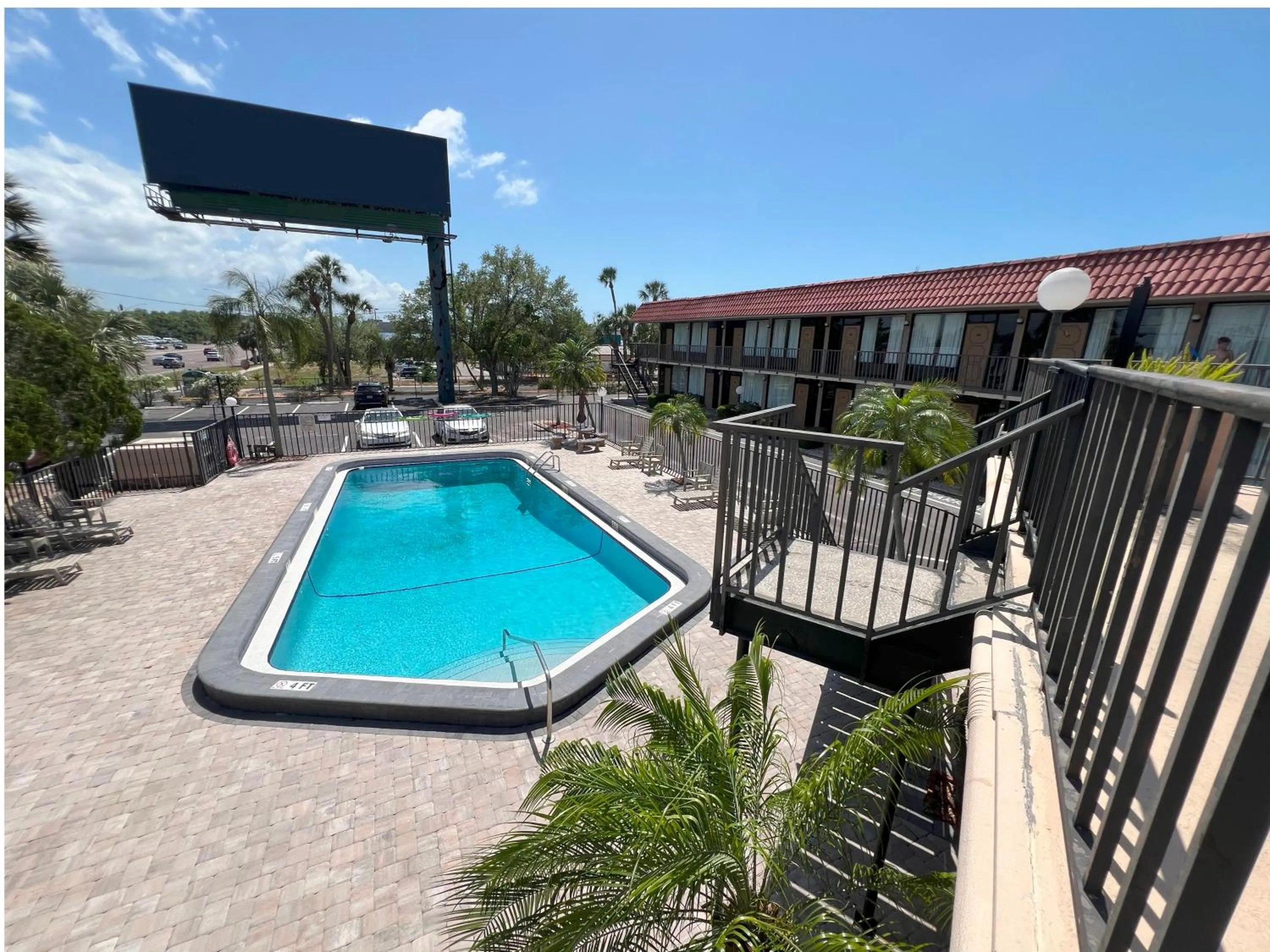 Swimming pool in Tarpon Shores Inn
