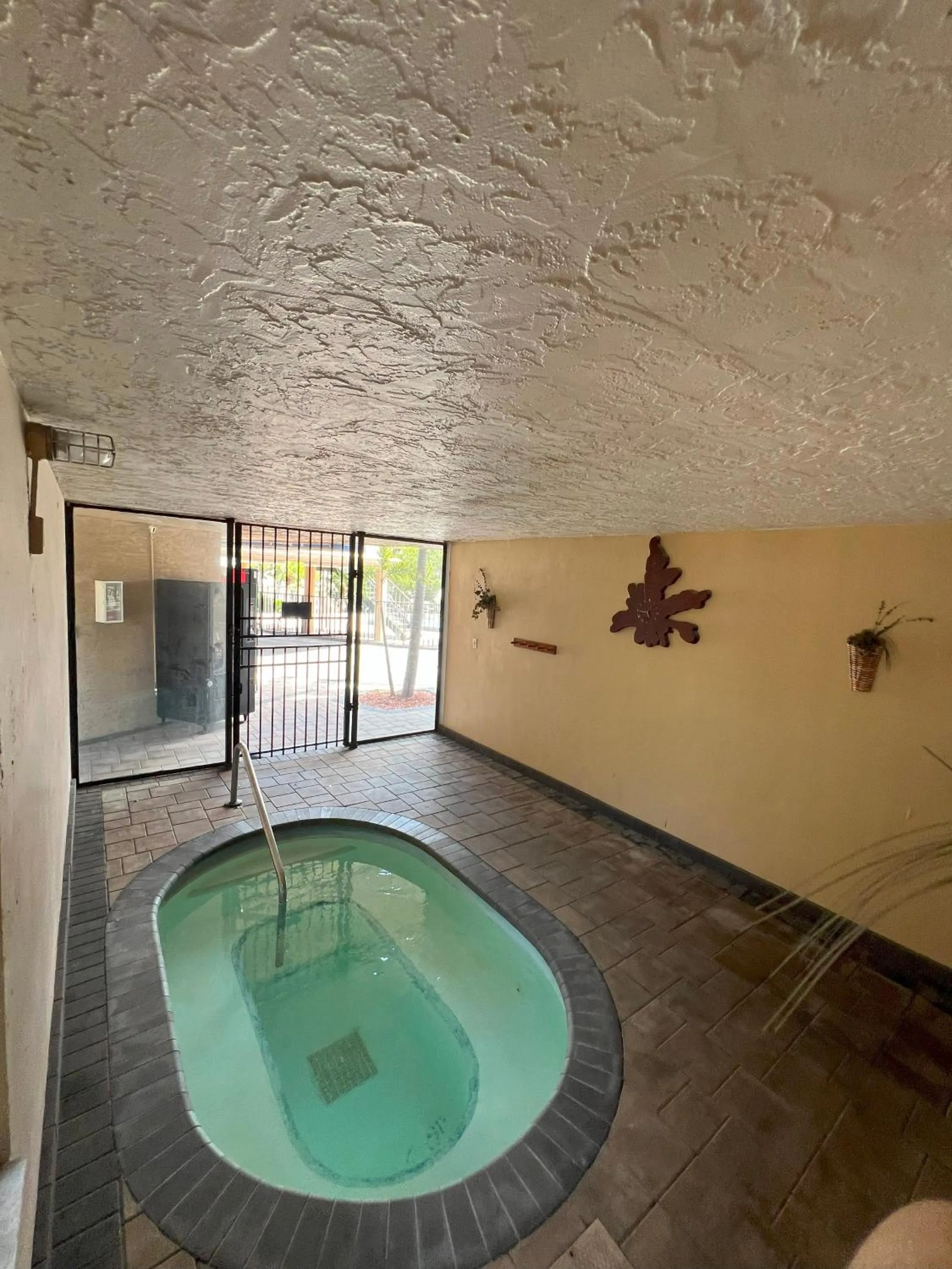 Hot Tub in Tarpon Shores Inn