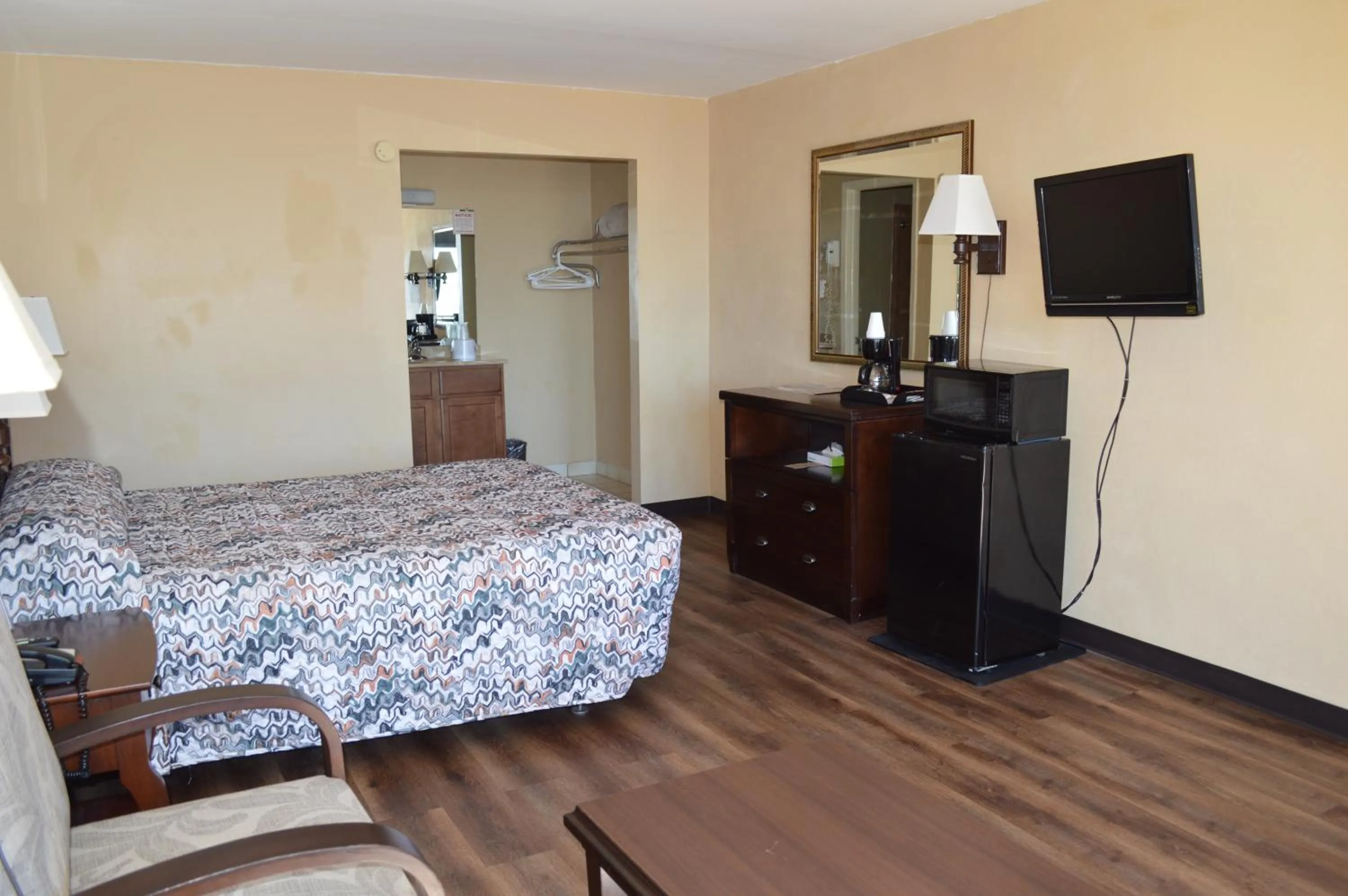 Bed in Tarpon Shores Inn