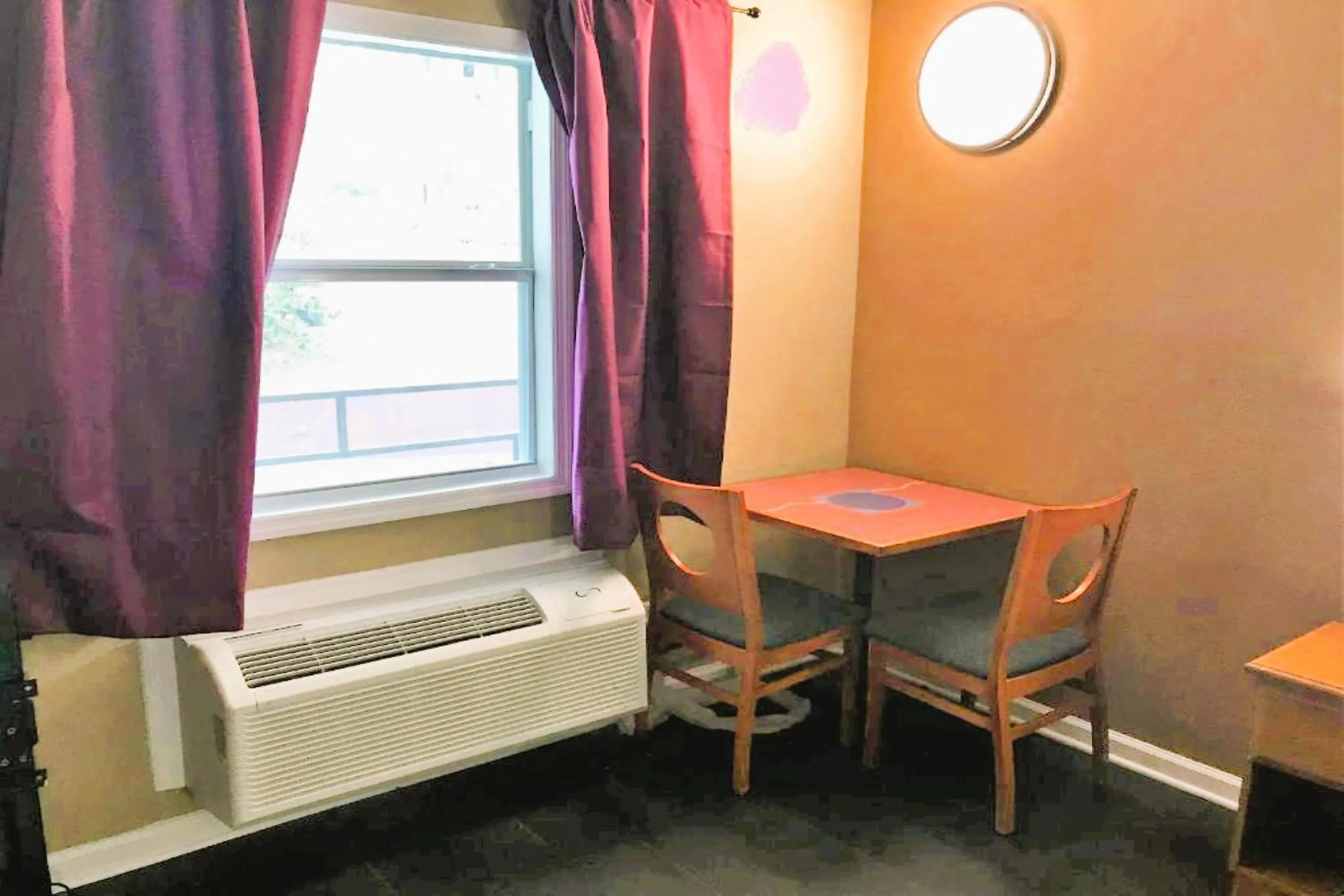 Bedroom in OYO Hotel Tallahassee Downtown