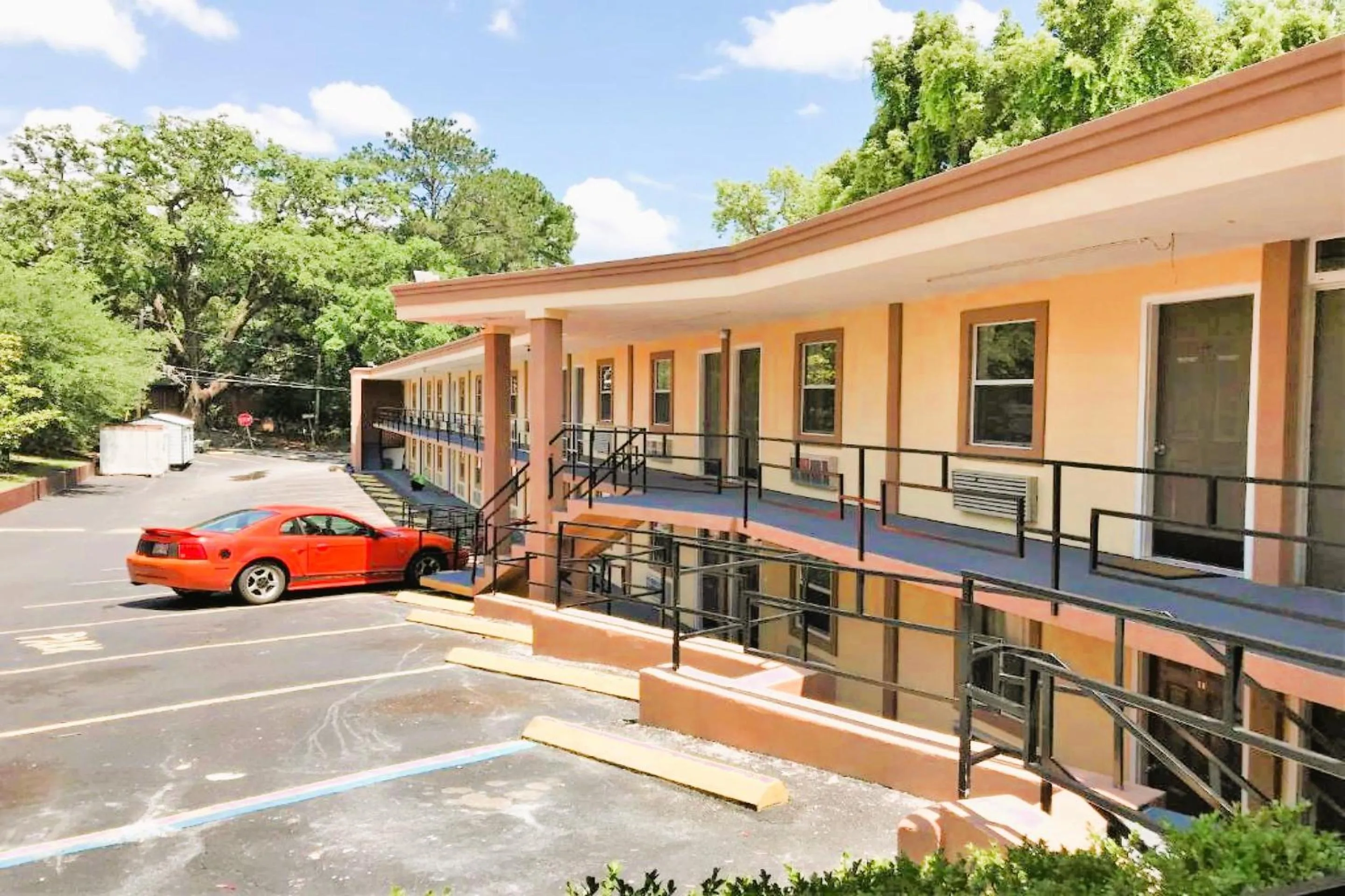 Facade/entrance in OYO Hotel Tallahassee Downtown