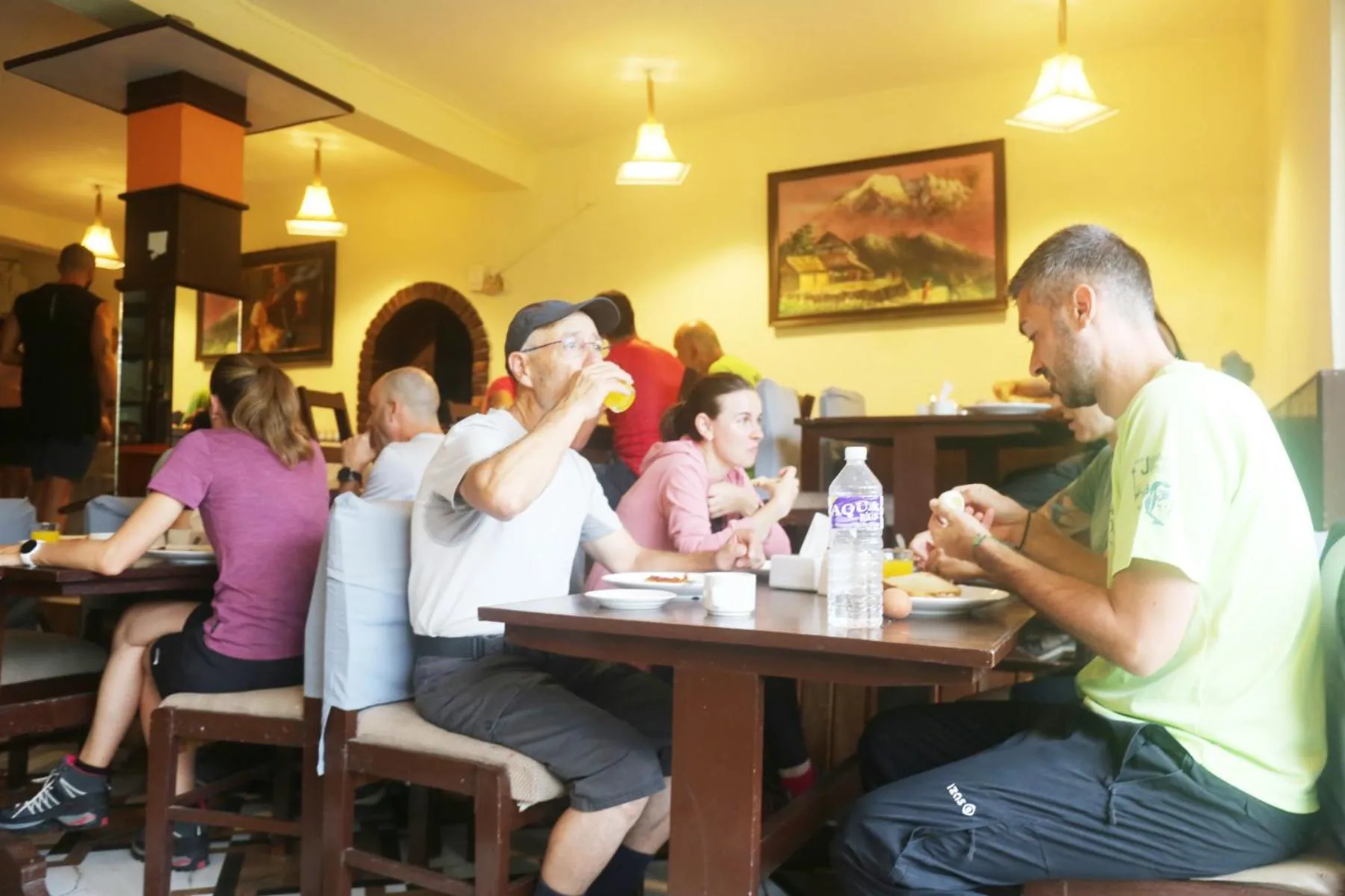 Restaurant/places to eat in Hotel M&D Suites