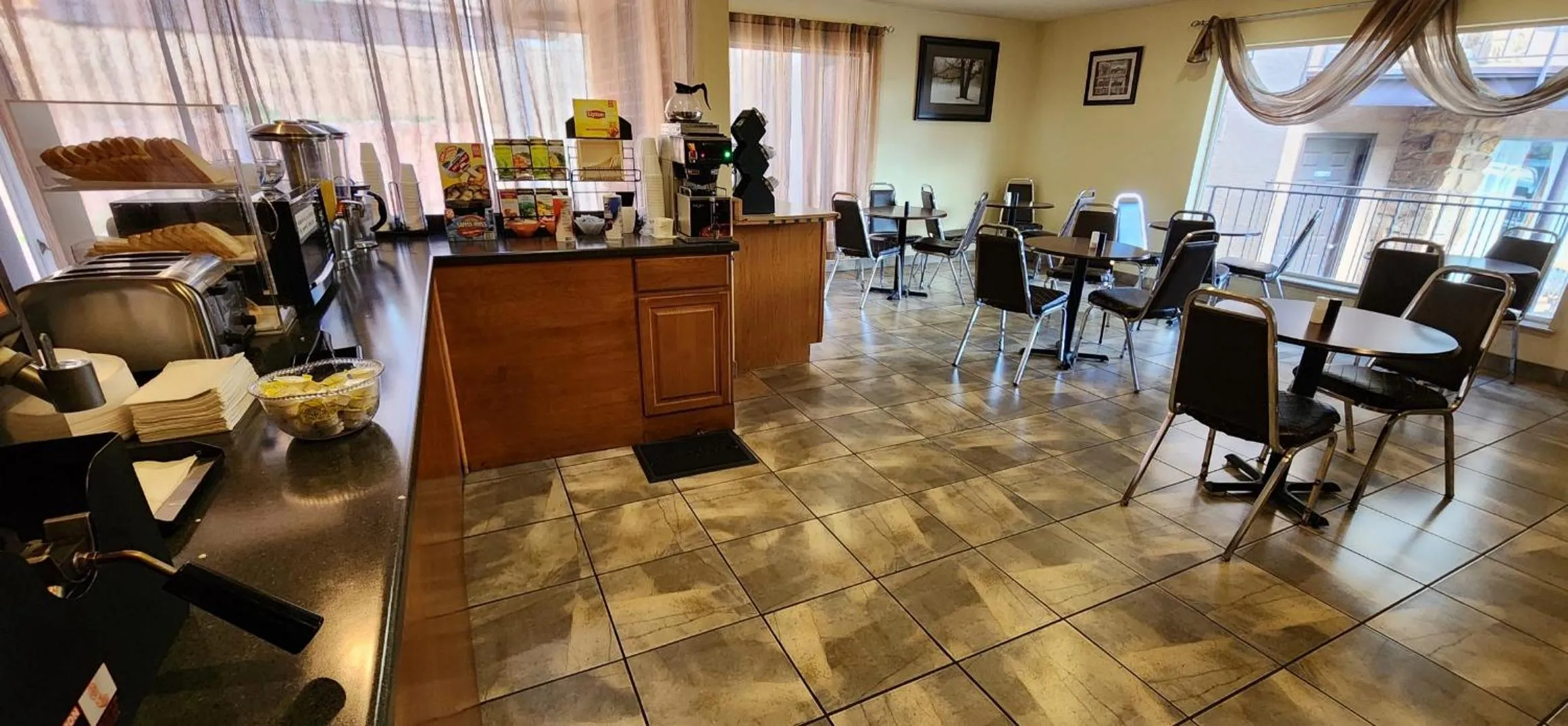 Breakfast in Silver Saddle Motel