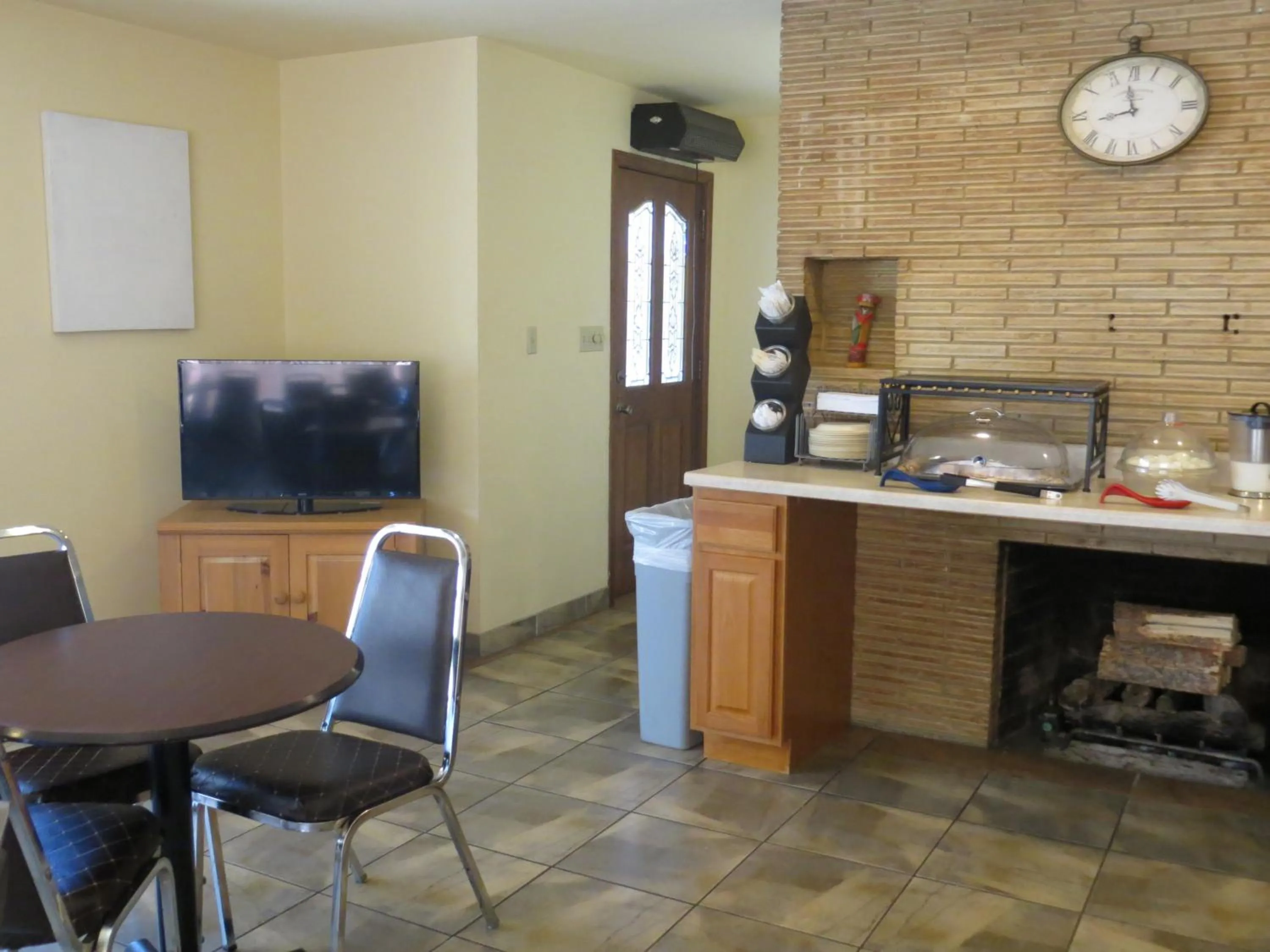 Restaurant/places to eat in Silver Saddle Motel