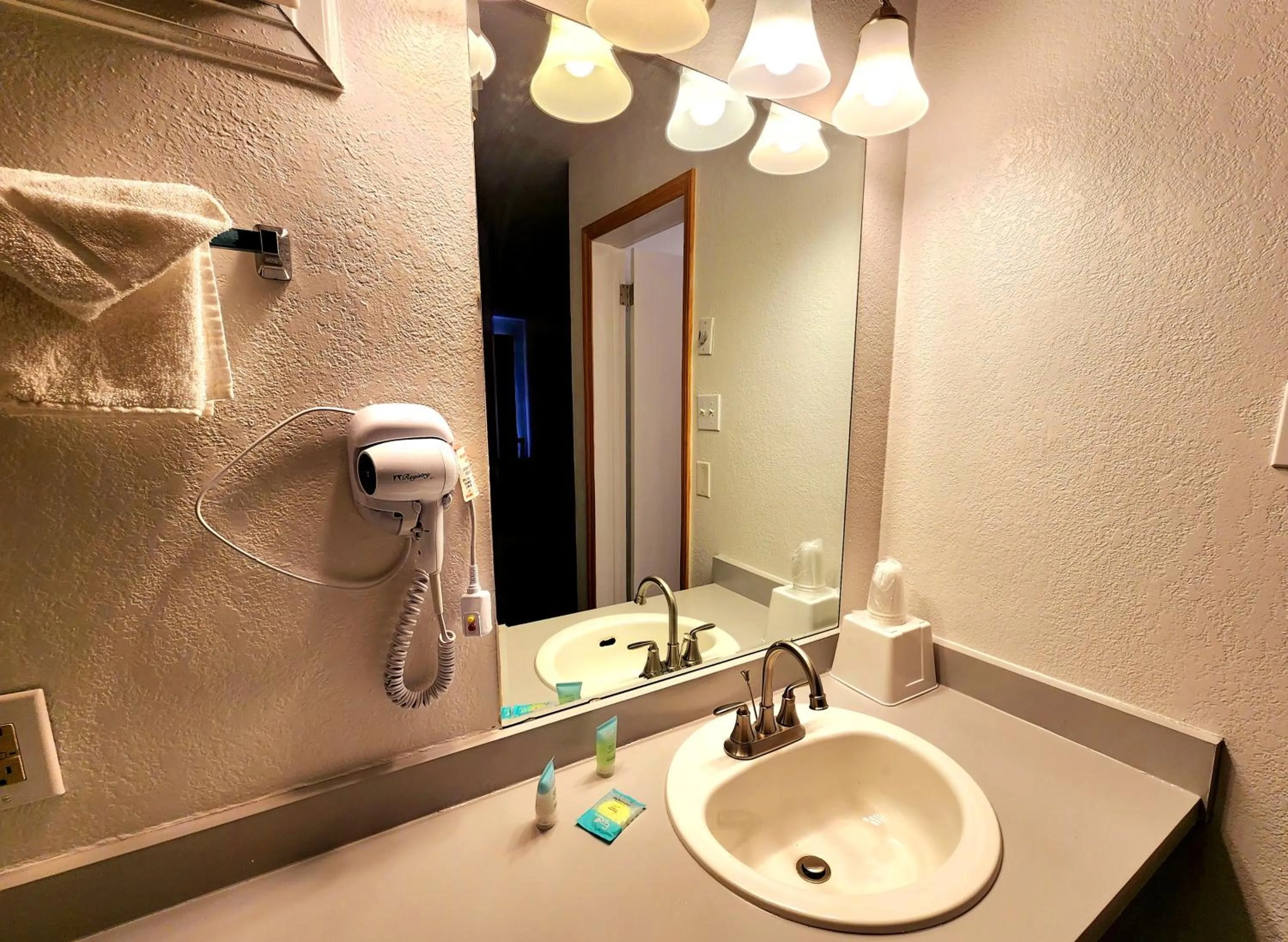 Bathroom in Silver Saddle Motel