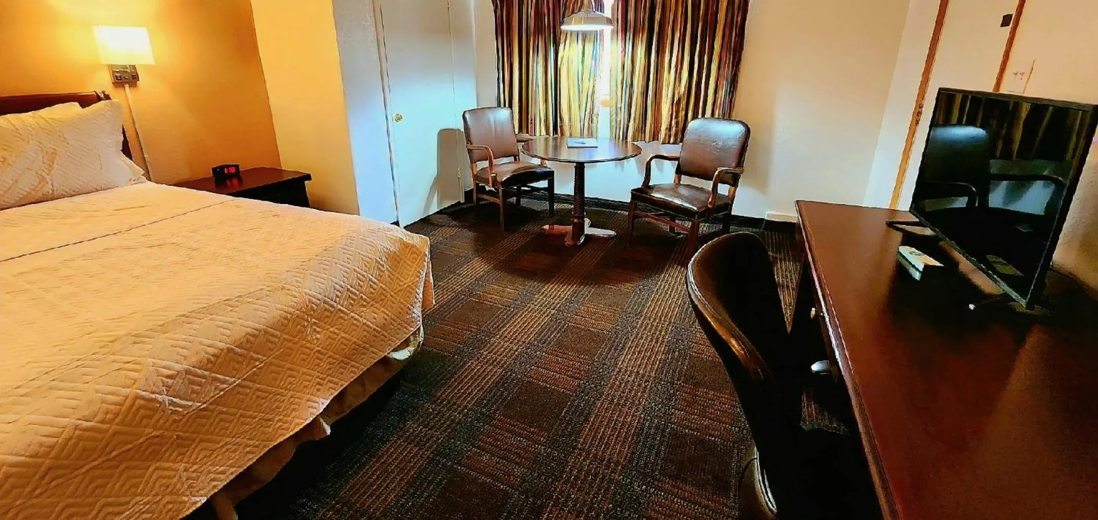 Bedroom, Bed in Silver Saddle Motel