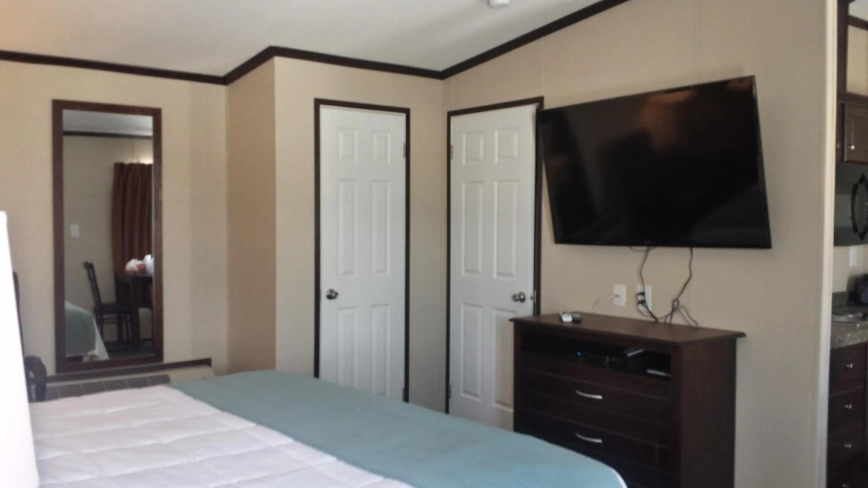 TV and multimedia, Bed in Instalodge Hotel and Suites Karnes City