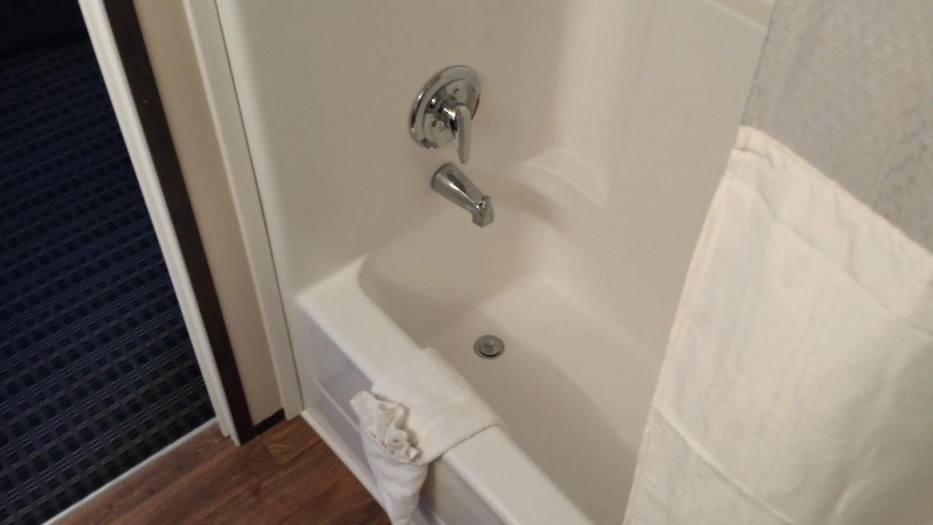 Shower in Instalodge Hotel and Suites Karnes City