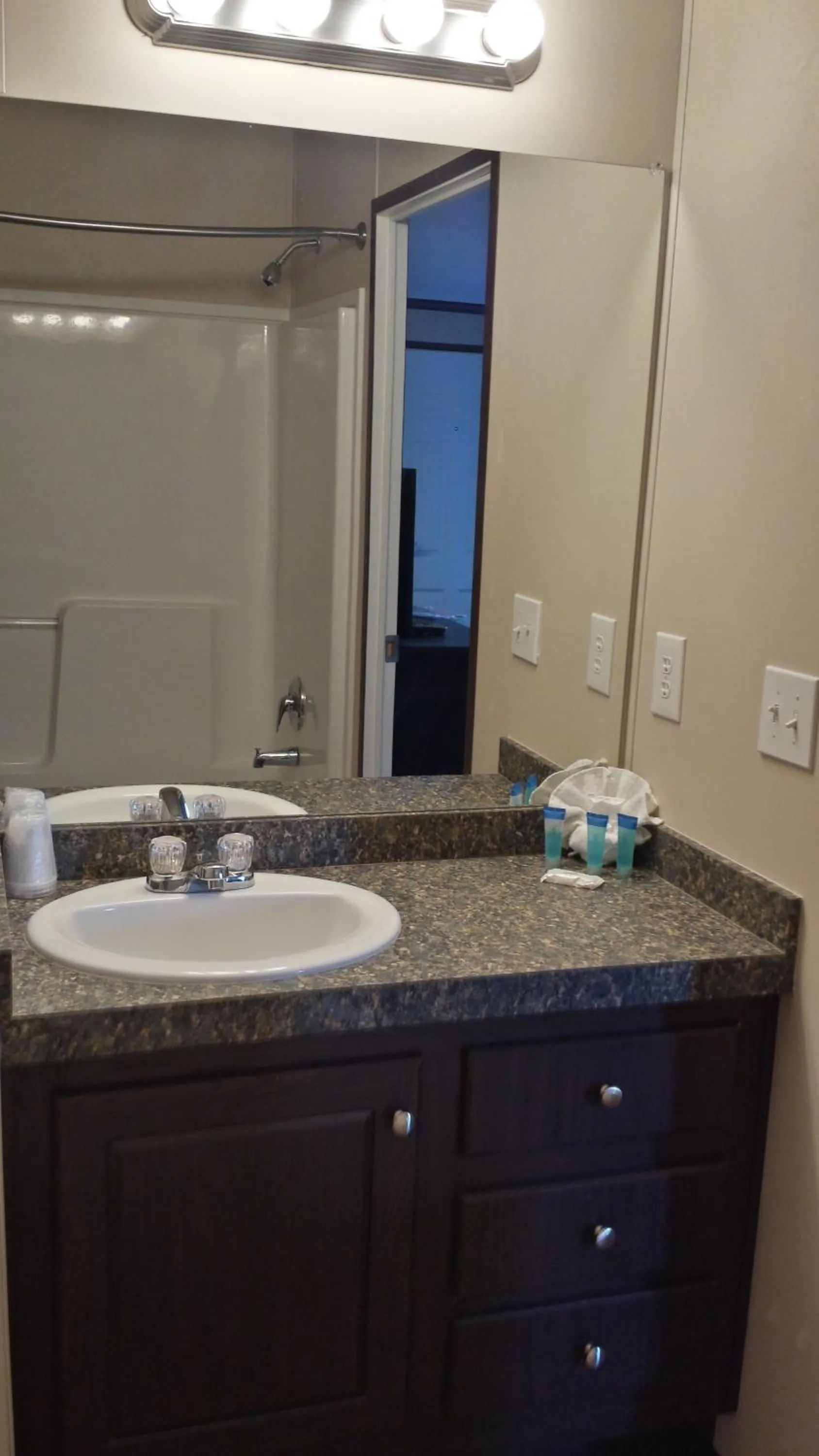 Bathroom in Instalodge Hotel and Suites Karnes City