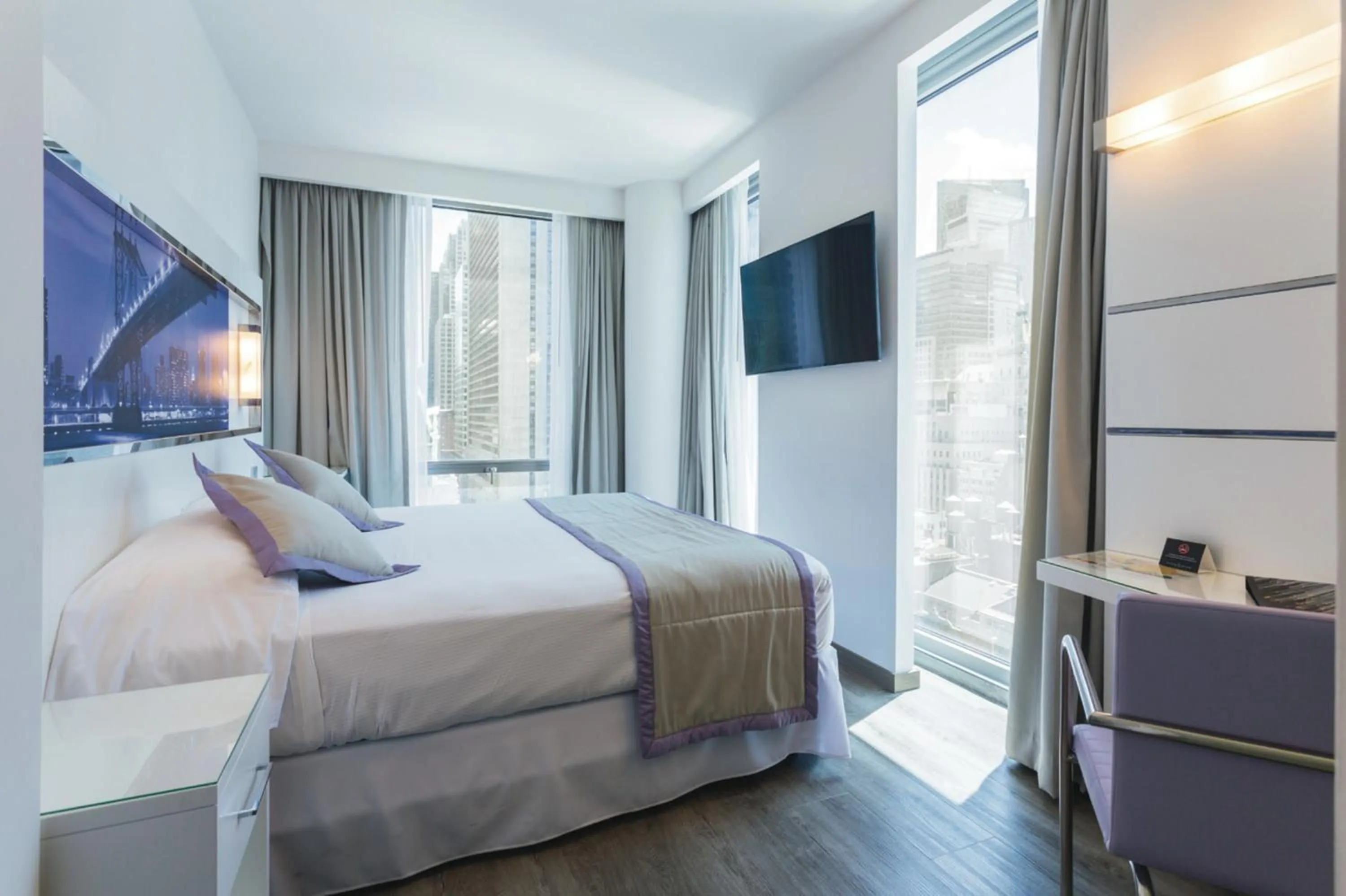 View (from property/room), Bed in Riu Plaza New York Times Square