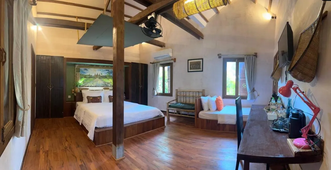 Communal lounge/ TV room, Bed in Maison Model d'Angkor