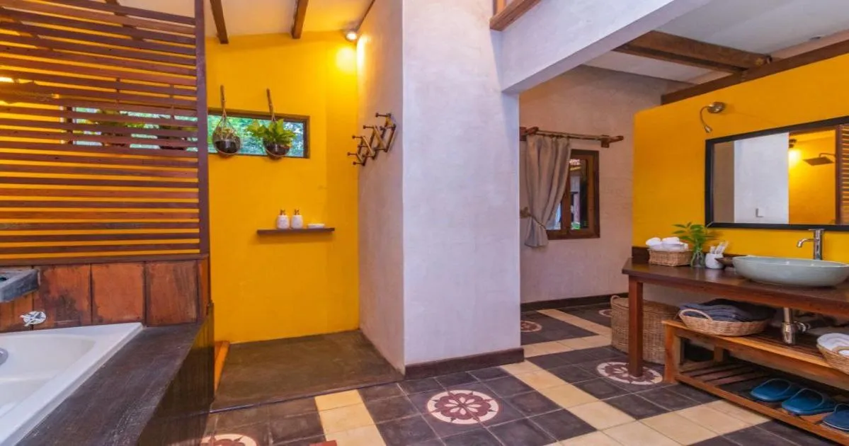 Shower in Maison Model d'Angkor